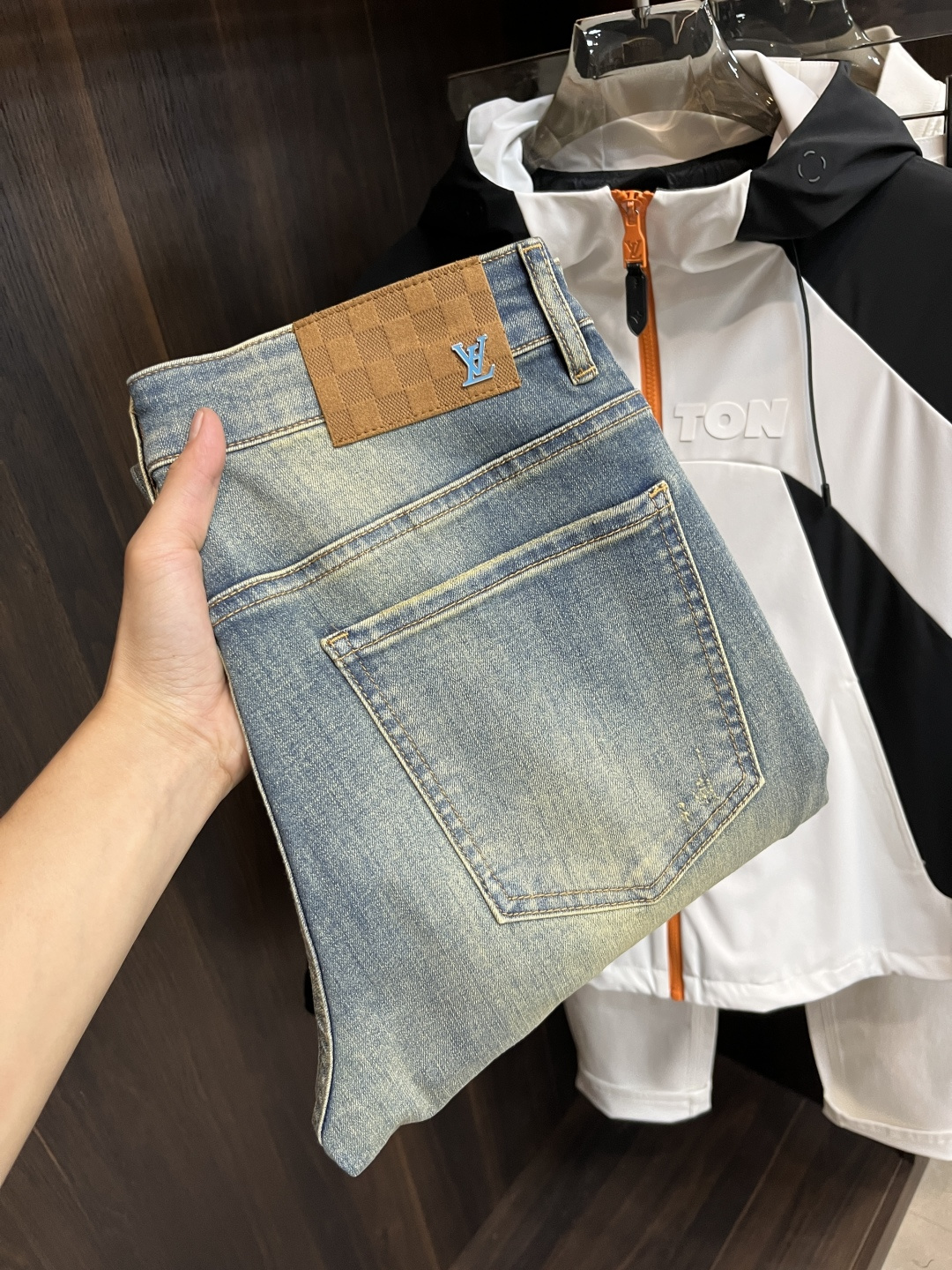 NO:530775,The main recommendation LV is exclusively available for new donkey brand fashion casual jeans, high-end European version original single pants, trendy and fashionable casual pants, high breathability and comfort, impeccable details, brand element design concept, reflecting high quality. It presents casual cut, and the upper body style is superb!  Number of codes 28-38 (no 35 37) H2025 new model first release, louis vuitton,louis vuitton,jeans,alexander wang19860909主推 LV 独家专供新款驴牌潮男时尚休闲牛仔裤,高端欧版原单裤子,潮流时尚休闲裤子 透气舒适度高,细节无可挑剔,品牌元素设计理念,体现高品质.呈现休闲裁剪,上身版型超赞！ 码数28-38（无35 37） H2025新款首发,,louis vuitton,louis vuitton,jeans,alexander wang,Men's clothing