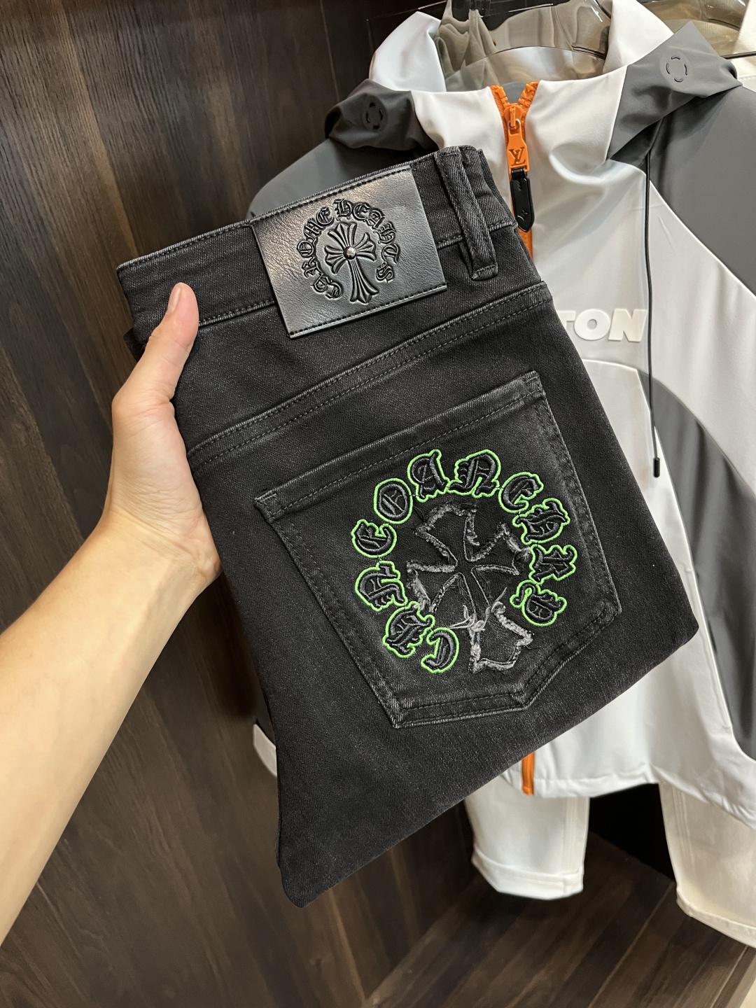 NO:522249,The main recommendation is Croxin. It is exclusively available for the new Croxin fashion men's fashionable casual jeans, high-end European version original single pants, trendy and fashionable casual pants. It has high breathability and comfort, impeccable details, and the brand element design concept reflects high quality. It presents casual cuts, and the upper body style is superb!  Number of codes 28-38 (no 35 37) H2025 new model first release, chrome hearts, jeans, alexander wang19860909主推 克罗心 独家专供新款克罗心潮男时尚休闲牛仔裤,高端欧版原单裤子,潮流时尚休闲裤子 透气舒适度高,细节无可挑剔,品牌元素设计理念,体现高品质.呈现休闲裁剪,上身版型超赞！ 码数28-38（无35 37） H2025新款首发,,chrome hearts,jeans,alexander wang,Men's clothing