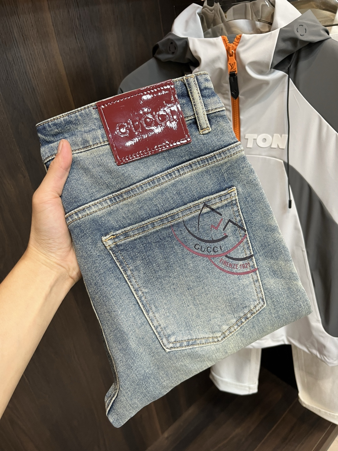 NO:522251,The main recommendation Gucci is exclusively available for new Gucci trendy men's fashionable casual jeans, high-end European version original single pants, trendy and fashionable casual pants. It has high breathability and comfort, impeccable details, and the brand element design concept reflects high quality. It presents casual cuts, and the upper body style is superb!  Number of codes 28-38 (no 35 37) H2025 new model first release, gucci, gucci, jeans, alexander wang19860909主推 Gucci 独家专供新款古驰潮男时尚休闲牛仔裤,高端欧版原单裤子,潮流时尚休闲裤子 透气舒适度高,细节无可挑剔,品牌元素设计理念,体现高品质.呈现休闲裁剪,上身版型超赞！ 码数28-38（无35 37） H2025新款首发,,gucci,gucci,jeans,alexander wang,Men's clothing