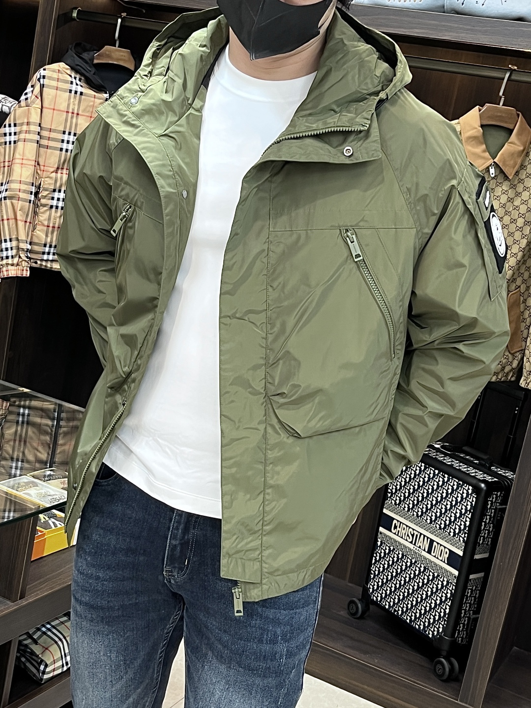 NO:574009,The main recommendation is Burberry ss early autumn new release Burberry hooded jacket, autumn hot-selling thin cotton jacket, metal letter logo design jacket, wearing it makes you feel comfortable and slim, lazy and casual, combined with clean and simple colors, it is particularly attractive and suitable for daily wear~ We are launching sports items decorated with vibrant prints!  Sizes M-3XL, complete with three standards, shipped next day, color black, green, H new model first release,,burberry,burberry,jackets & coats,jackets & coats,hats,alexander wang19860909主推 Burberry ss早秋新款发布巴宝莉连帽夹克外套,秋季爆款夹薄棉夹克外套,金属字母logo设计夹克外套,穿上就是舒适自在又显瘦的存在,慵懒而随性,结合干净简单的色系就特别耐看,适合日常穿着~倾情推出缀饰活力印花的运动单品！ 尺码M-3XL 三标齐全 隔天出货 颜色黑色 绿色 H新款首发,,burberry,burberry,jackets & coats,jackets & coats,hats,alexander wang,Men's clothing