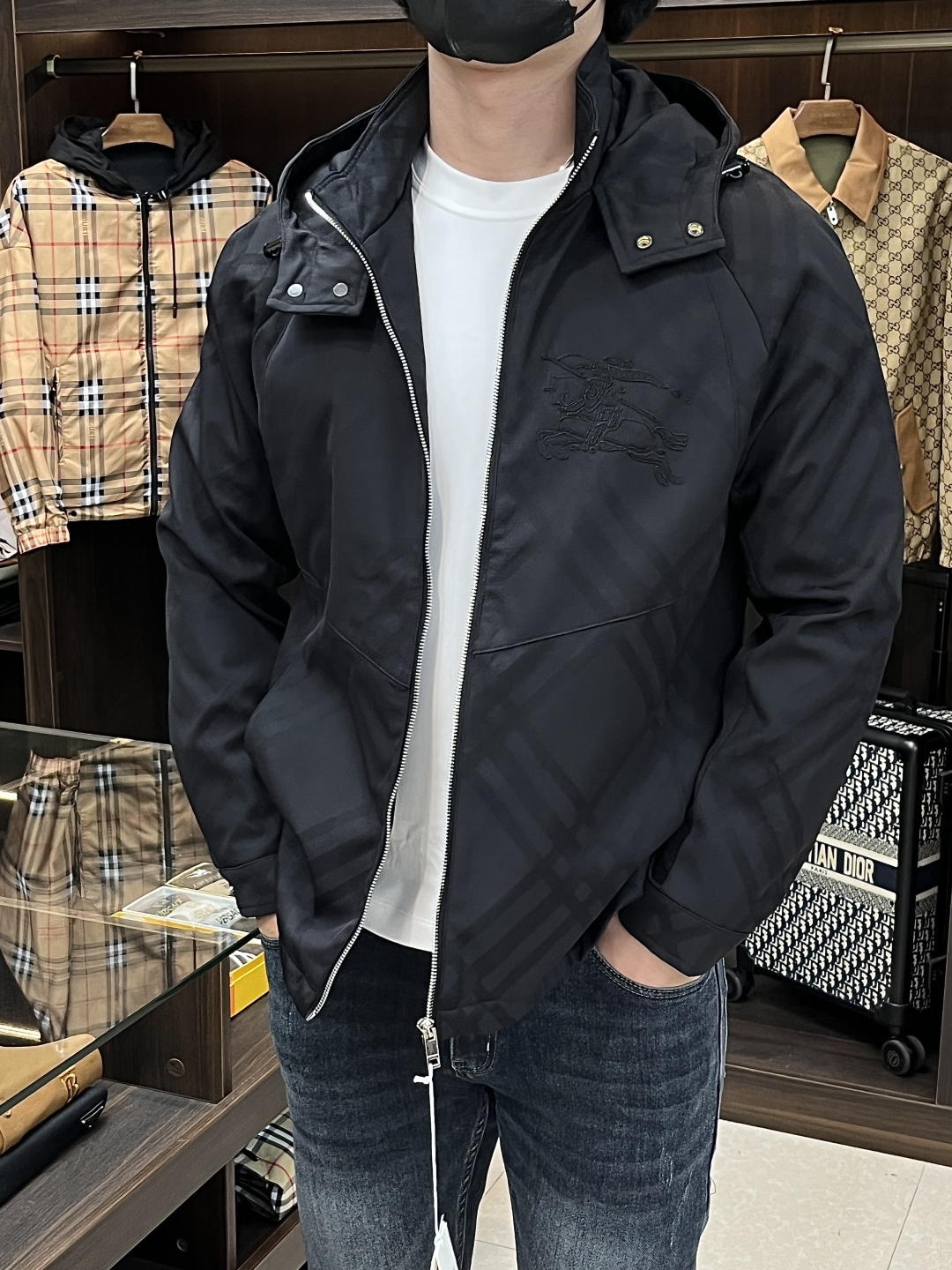 NO:574010,The main recommendation is Burberry ss early autumn new release Burberry hooded jacket, autumn hot-selling thin cotton jacket, metal letter logo design jacket, wearing it makes you feel comfortable and slim, lazy and casual, combined with clean and simple colors, it is particularly attractive and suitable for daily wear~ We are launching sports items decorated with vibrant prints!  Sizes M-3XL, complete with three standards, shipped next day, color black, new H first release,,burberry,burberry,jackets & coats,jackets & coats,hats,alexander wang19860909主推 Burberry ss早秋新款发布巴宝莉连帽夹克外套,秋季爆款夹薄棉夹克外套,金属字母logo设计夹克外套,穿上就是舒适自在又显瘦的存在,慵懒而随性,结合干净简单的色系就特别耐看,适合日常穿着~倾情推出缀饰活力印花的运动单品！ 尺码M-3XL 三标齐全 隔天出货 颜色黑色 H新款首发,,burberry,burberry,jackets & coats,jackets & coats,hats,alexander wang,Men's clothing