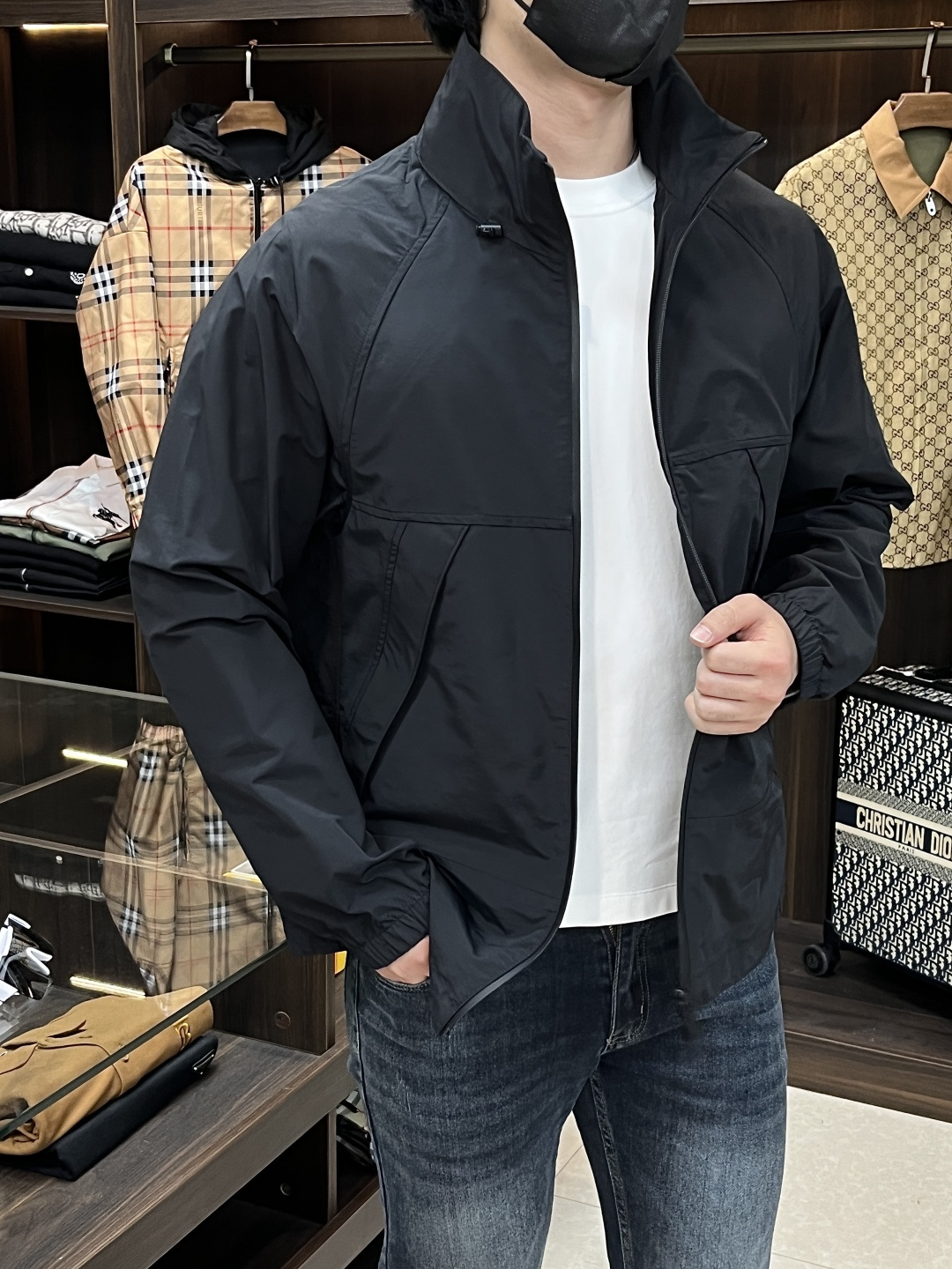 NO:574011,The main recommendation is Burberry ss early autumn new release Burberry stand-collar jacket, autumn hot-selling thin cotton jacket, metal letter logo design jacket, wearing it makes you feel comfortable and slim, lazy and casual, combined with clean and simple colors, it is particularly attractive and suitable for daily wear~ We are launching sports items decorated with vibrant prints!  Sizes M-3XL, complete with three standards, shipped next day, color black, new H first release,,burberry,burberry,jackets & coats,jackets & coats,alexander wang19860909主推 Burberry ss早秋新款发布巴宝莉立领夹克外套,秋季爆款夹薄棉夹克外套,金属字母logo设计夹克外套,穿上就是舒适自在又显瘦的存在,慵懒而随性,结合干净简单的色系就特别耐看,适合日常穿着~倾情推出缀饰活力印花的运动单品！ 尺码M-3XL 三标齐全 隔天出货 颜色黑色 H新款首发,,burberry,burberry,jackets & coats,jackets & coats,alexander wang,Men's clothing