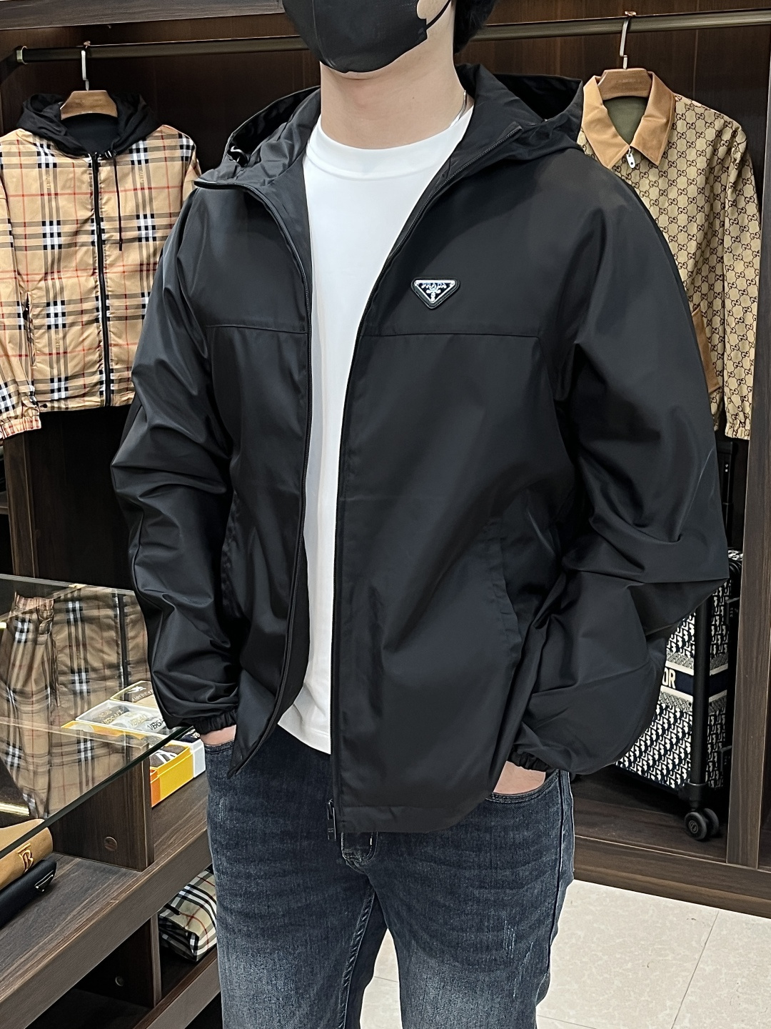 NO:574012,The main recommendation is Prada ss early autumn new release of Prada stand-up collar jacket, autumn hot-selling thin cotton jacket, metal letter logo design jacket, wearing it makes you feel comfortable and slim, lazy and casual, combined with clean and simple colors, it is particularly attractive and suitable for daily wear ~ We are launching sports items decorated with vibrant prints!  Sizes M-3XL, complete with three standards, shipped next day, color black, H new model debut,, prada, prada, jackets & coats, jackets & coats, alexander wang19860909主推 Prada ss早秋新款发布普拉达立领夹克外套,秋季爆款夹薄棉夹克外套,金属字母logo设计夹克外套,穿上就是舒适自在又显瘦的存在,慵懒而随性,结合干净简单的色系就特别耐看,适合日常穿着~倾情推出缀饰活力印花的运动单品！ 尺码M-3XL 三标齐全 隔天出货 颜色黑色 H新款首发,,prada,prada,jackets & coats,jackets & coats,alexander wang,Men's clothing