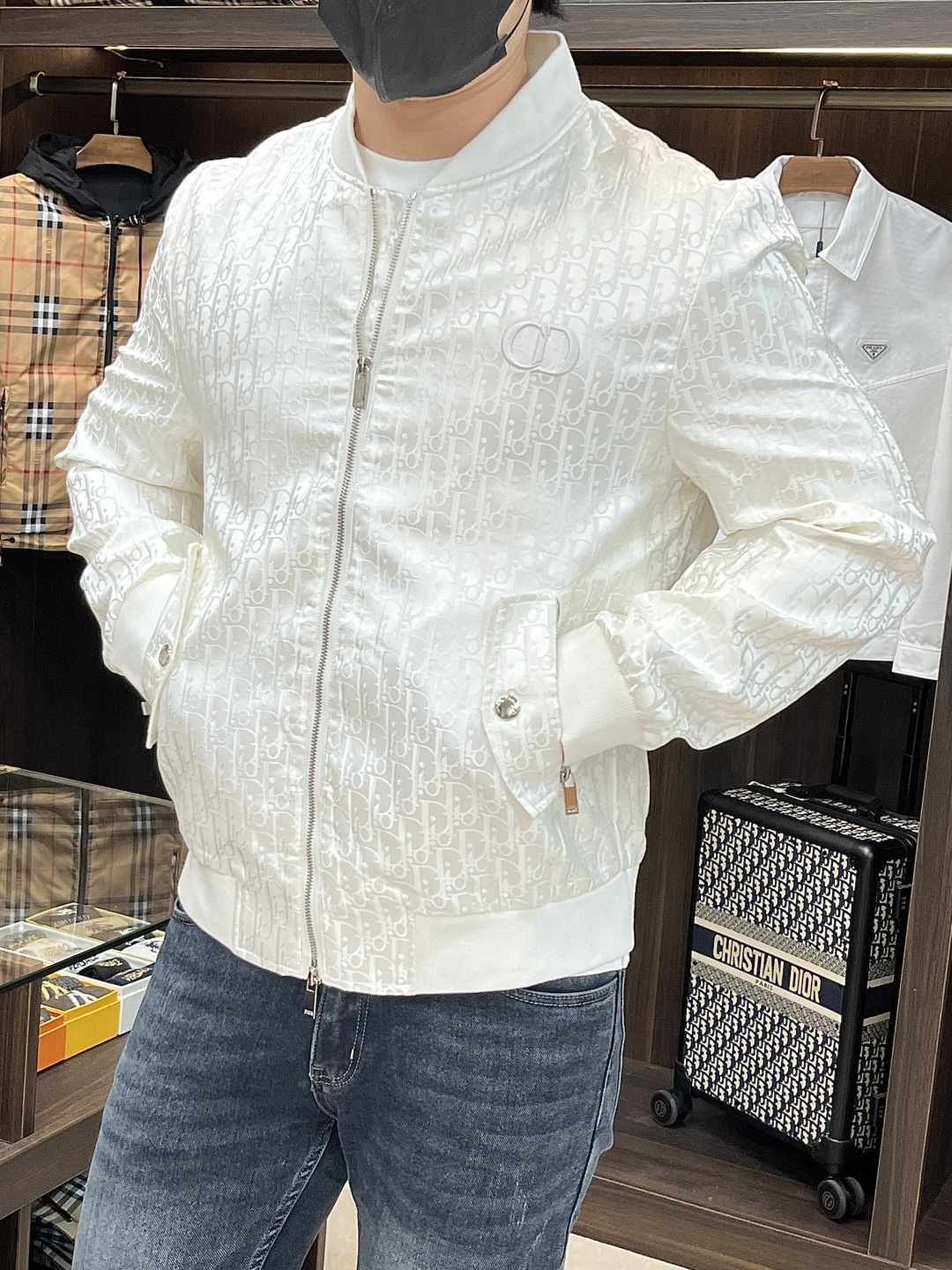 NO:574000,The main recommendation is Dior ss early autumn new release Dior baseball collar jacket, autumn hot-selling thin cotton jacket, metal letter logo design jacket, wearing it makes you feel comfortable and slim, lazy and casual, combined with clean and simple colors, it is particularly attractive and suitable for daily wear~ We are launching sports items decorated with vibrant prints!  Sizes M-3XL, complete with three standards, shipped next day, color black, white, H new model first release,,dior,dior,jackets & coats,jackets & coats,alexander wang19860909主推 Dior ss早秋新款发布迪奥棒球领夹克外套,秋季爆款夹薄棉夹克外套,金属字母logo设计夹克外套,穿上就是舒适自在又显瘦的存在,慵懒而随性,结合干净简单的色系就特别耐看,适合日常穿着~倾情推出缀饰活力印花的运动单品！ 尺码M-3XL 三标齐全 隔天出货 颜色黑色 白色 H新款首发,,dior,dior,jackets & coats,jackets & coats,alexander wang,Men's clothing