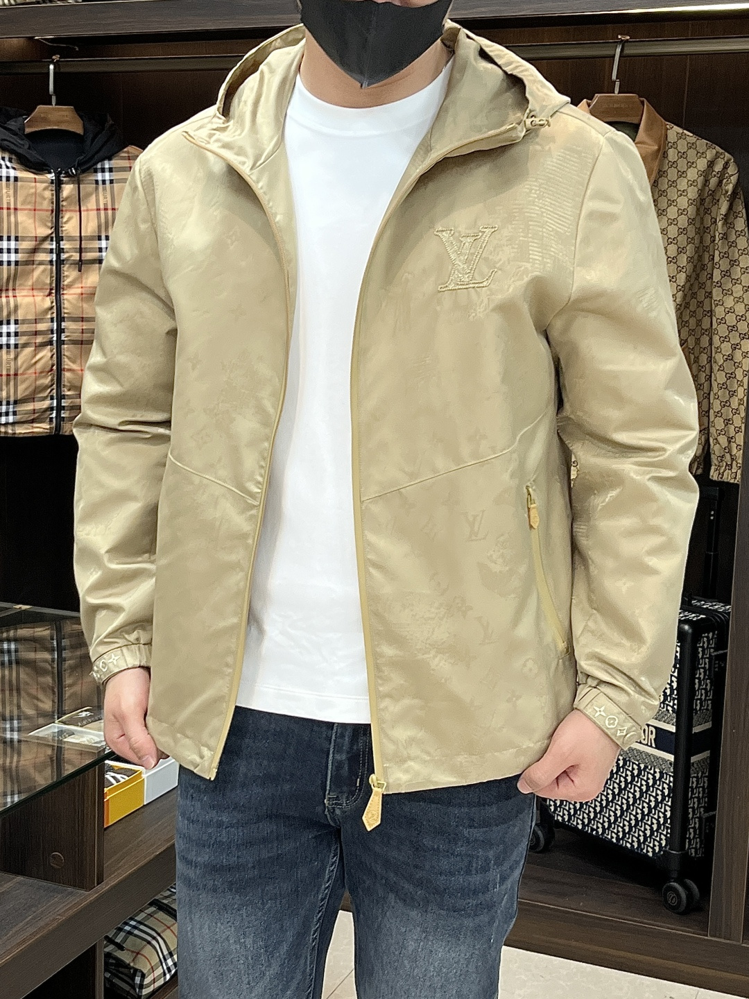 NO:574002,Mainly recommend LV ss early autumn new release donkey brand hooded collar jacket, autumn hot-selling thin cotton jacket, metal letter logo design jacket, wearing it is comfortable and slim, lazy and casual, combined with clean and simple colors, it is particularly eye-catching, suitable for daily wear~ We are launching sports items decorated with vibrant prints!  Sizes M-3XL, complete with three standards, shipped the next day, color black, yellow19860909主推 LV ss早秋新款发布驴牌连帽领夹克外套,秋季爆款夹薄棉夹克外套,金属字母logo设计夹克外套,穿上就是舒适自在又显瘦的存在,慵懒而随性,结合干净简单的色系就特别耐看,适合日常穿着~倾情推出缀饰活力印花的运动单品！ 尺码M-3XL 三标齐全 隔天出 颜色黑色 黄色 H新款首发,,louis vuitton,louis vuitton,jackets & coats,jackets & coats,hats,alexander wang,Men's clothing