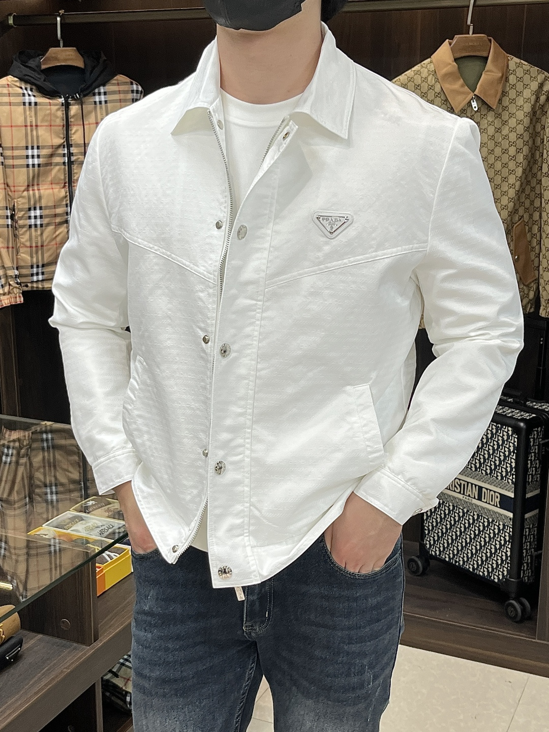 NO:574004,The main recommendation is Prada ss early autumn new release Prada lapel jacket, autumn hot-selling thin cotton jacket, metal letter logo design jacket, wearing it makes you feel comfortable and slim, lazy and casual, combined with clean and simple colors, it is particularly attractive and suitable for daily wear ~ We are launching sports items decorated with vibrant prints!  Sizes M-3XL, complete with three standards, shipped next day, color black, white, H new model first release,, prada, prada, jackets & coats, jackets & coats, alexander wang19860909主推 Prada ss早秋新款发布普拉达翻领夹克外套,秋季爆款夹薄棉夹克外套,金属字母logo设计夹克外套,穿上就是舒适自在又显瘦的存在,慵懒而随性,结合干净简单的色系就特别耐看,适合日常穿着~倾情推出缀饰活力印花的运动单品！ 尺码M-3XL 三标齐全 隔天出货 颜色黑色 白色 H新款首发,,prada,prada,jackets & coats,jackets & coats,alexander wang,Men's clothing