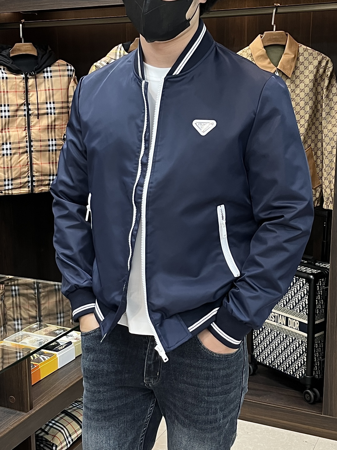 NO:574006,The main recommendation is Prada ss early autumn new release of Prada baseball collar jacket, autumn hot-selling thin cotton jacket, metal letter logo design jacket, wearing it makes you feel comfortable and slim, lazy and casual, combined with clean and simple colors, it is particularly attractive and suitable for daily wear~ We are launching sports items decorated with vibrant prints!  Sizes M-3XL, complete with three standards, shipped next day, color black blue, H new model first release,, prada, prada, jackets & coats, jackets & coats, alexander wang19860909主推 Prada ss早秋新款发布普拉达棒球领夹克外套,秋季爆款夹薄棉夹克外套,金属字母logo设计夹克外套,穿上就是舒适自在又显瘦的存在,慵懒而随性,结合干净简单的色系就特别耐看,适合日常穿着~倾情推出缀饰活力印花的运动单品！ 尺码M-3XL 三标齐全 隔天出货 颜色黑色 蓝色 H新款首发,,prada,prada,jackets & coats,jackets & coats,alexander wang,Men's clothing