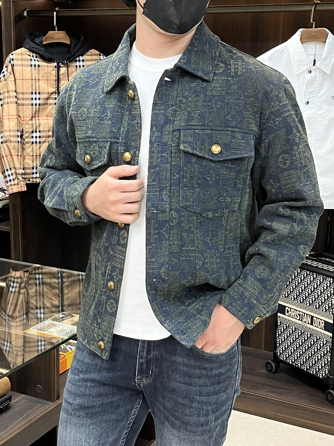 NO:527721,The main recommendation is the new LV Ss early autumn style. The donkey brand lapel jacket is released, the autumn hot-style thin cotton jacket, the fabric jacquard double-pocket design jacket, which makes you feel comfortable and slim when worn. It is lazy and casual, combined with the clean and simple color scheme, which is particularly durable and suitable for daily wear~ I love to launch sports items embellished with vitality prints!  Size M-3XL, complete three standards, shipped the next day, color green, blue, new H new model, louis vuitton, louis vuitton, jackets & coats, jackets & coats, alexander wang19860909主推 LV ss早秋新款发布驴牌翻领夹克外套,秋季爆款夹薄棉夹克外套,面料提花双上口袋设计夹克外套,穿上就是舒适自在又显瘦的存在,慵懒而随性,结合干净简单的色系就特别耐看,适合日常穿着~倾情推出缀饰活力印花的运动单品！ 尺码M-3XL 三标齐全 隔天出货 颜色绿色 蓝色 H新款首发,,louis vuitton,louis vuitton,jackets & coats,jackets & coats,alexander wang,Men's clothing