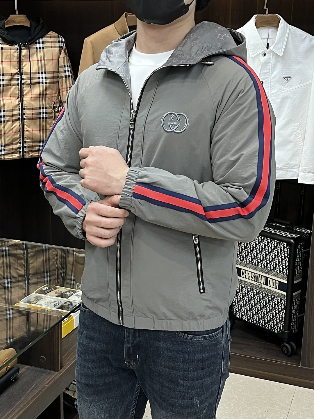 NO:522250,The main recommendation Gucci 2025ss early autumn new model released Gucci hooded jacket jacket, double-sided jacquard fabric autumn hot-style thin cotton jacket, fabric jacquard double GG letter embroidery logo design jacket, it is comfortable and comfortable to wear, lazy and casual, combined with clean and simple colors, it is particularly durable, suitable for daily wear~ I love to launch sports items embellished with vitality prints!  Size M-3XL complete three standards, shipped the next day, color black gray red, new H2025 model first release, gucci, gucci, jackets & coats, jackets & coats, hats, alexander wang19860909主推 Gucci 2025ss早秋新款发布古驰连帽夹克外套,双面穿提花面料秋季爆款夹薄棉夹克外套,面料提花双GG字母刺绣logo设计夹克外套,穿上就是舒适自在又显瘦的存在,慵懒而随性,结合干净简单的色系就特别耐看,适合日常穿着~倾情推出缀饰活力印花的运动单品！ 尺码M-3XL 三标齐全 隔天出货 颜色黑色 灰色 红色 H2025新款首发,,gucci,gucci,jackets & coats,jackets & coats,hats,alexander wang,Men's clothing