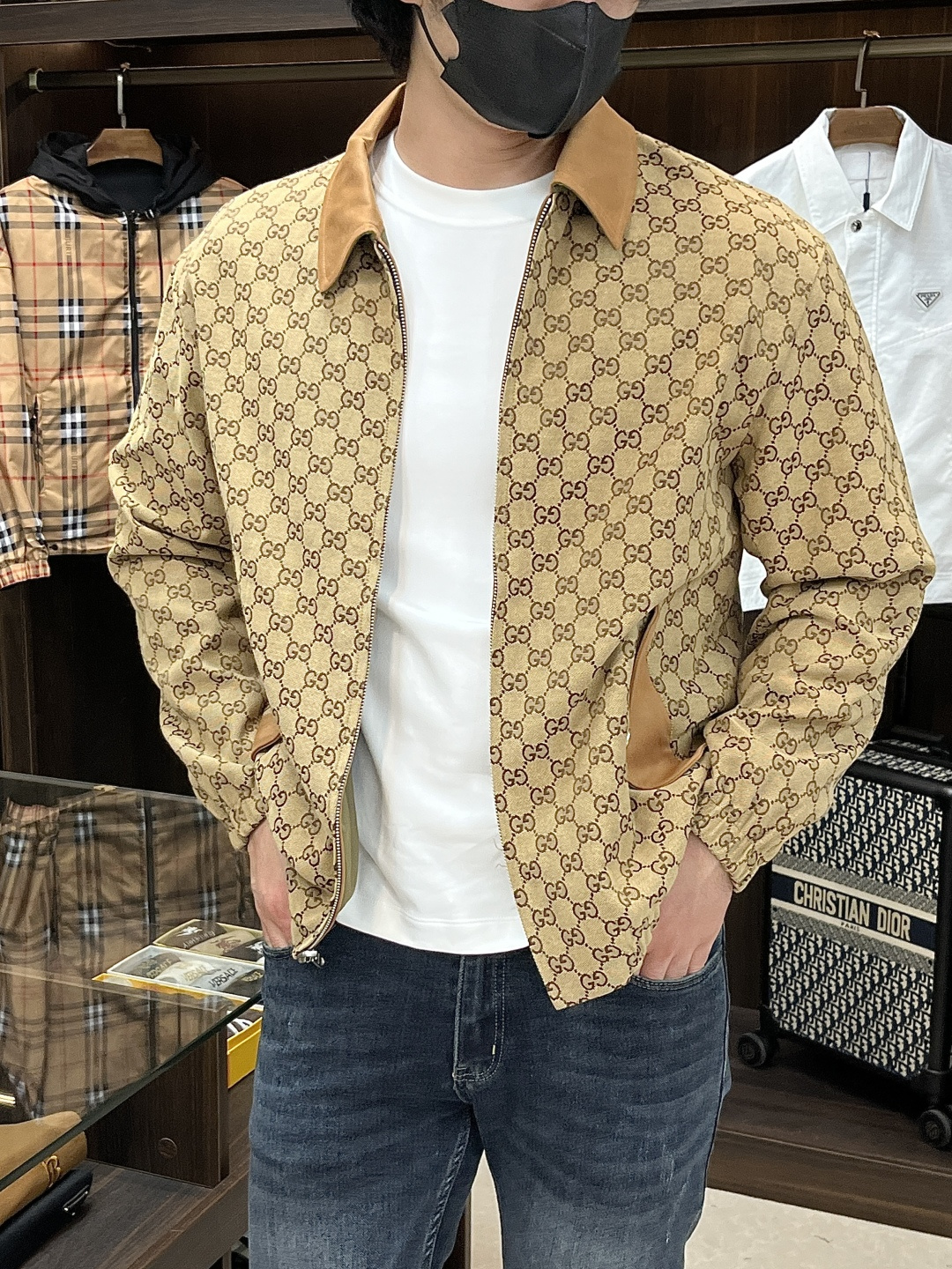 NO:522254,The main recommendation Gucci 2025ss early autumn new model released Gucci lapel jacket, double-sided jacquard fabric autumn hot-style thin cotton jacket, fabric jacquard double GG letter embroidery logo design jacket, it is comfortable and comfortable to wear, lazy and casual, combined with clean and simple colors, it is particularly durable, suitable for daily wear~ I love to launch sports items embellished with vitality prints!  Size M-3XL, complete three standards, shipped the next day, color black, green, new H2025 model first release, gucci, gucci, jackets & coats, jackets & coats, alexander wang19860909主推 Gucci 2025ss早秋新款发布古驰翻领夹克外套,双面穿提花面料秋季爆款夹薄棉夹克外套,面料提花双GG字母刺绣logo设计夹克外套,穿上就是舒适自在又显瘦的存在,慵懒而随性,结合干净简单的色系就特别耐看,适合日常穿着~倾情推出缀饰活力印花的运动单品！ 尺码M-3XL 三标齐全 隔天出货 颜色黑色 绿色 H2025新款首发,,gucci,gucci,jackets & coats,jackets & coats,alexander wang,Men's clothing