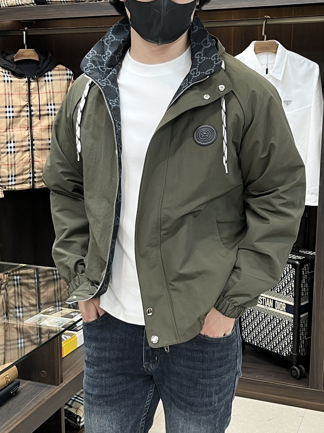 NO:522255,The main recommendation Gucci 2025ss early autumn new model released Gucci hooded jacket jacket, double-sided jacquard fabric autumn hot-style thin cotton jacket, fabric jacquard double GG letter embroidery logo design jacket, it is comfortable and comfortable to wear, lazy and casual, combined with clean and simple colors, it is particularly durable, suitable for daily wear~ I love to launch sports items embellished with vitality prints!  Size M-3XL, complete three standards, shipped the next day, color black, green, new H2025 model first release,,gucci,gucci,jackets & coats,jackets & coats,hats,alexander wang19860909主推 Gucci 2025ss早秋新款发布古驰连帽夹克外套,双面穿提花面料秋季爆款夹薄棉夹克外套,面料提花双GG字母刺绣logo设计夹克外套,穿上就是舒适自在又显瘦的存在,慵懒而随性,结合干净简单的色系就特别耐看,适合日常穿着~倾情推出缀饰活力印花的运动单品！ 尺码M-3XL 三标齐全 隔天出货 颜色黑色 绿色 H2025新款首发,,gucci,gucci,jackets & coats,jackets & coats,hats,alexander wang,Men's clothing