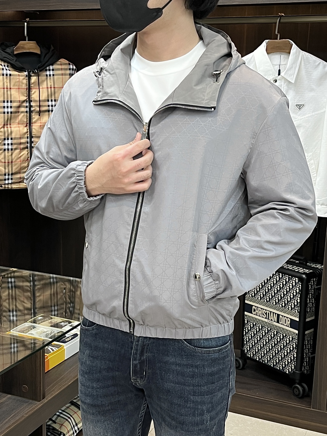 NO:522258,The main recommendation is Dior 2025ss early autumn new model released Dior hooded jacket jacket, double-sided jacquard fabric autumn hot-style thin cotton jacket, fabric jacquard design jacket, it is comfortable and comfortable to wear, lazy and casual, combined with clean and simple colors, especially durable, suitable for daily wear~ I love to launch sports items embellished with vitality prints!  Size M-3XL, complete three standards, shipped the next day, color black, gray, new H2025 model first release,,dior,dior,jackets & coats,jackets & coats,hats,alexander wang19860909主推 Dior 2025ss早秋新款发布迪奥连帽夹克外套,双面穿提花面料秋季爆款夹薄棉夹克外套,面料提花设计夹克外套,穿上就是舒适自在又显瘦的存在,慵懒而随性,结合干净简单的色系就特别耐看,适合日常穿着~倾情推出缀饰活力印花的运动单品！ 尺码M-3XL 三标齐全 隔天出货 颜色黑色 灰色 H2025新款首发,,dior,dior,jackets & coats,jackets & coats,hats,alexander wang,Men's clothing