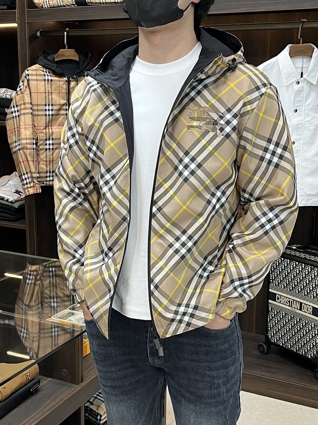 NO:522261,The main recommendation is Burberry 2025ss early autumn new style released Burberry hooded jacket, with one plaid and one clean autumn hot-sized jacket, and a war horse logo embroidered jacket. It is comfortable and comfortable to wear, lazy and casual, combined with clean and simple colors, especially durable, suitable for daily wear~ launch sports items embroidered with vitality prints!  Size M-3XL, complete three standards, shipped the next day, color black, green, new H2025 model first release,,burberry,burberry,jackets & coats,jackets & coats,hats,alexander wang19860909主推 Burberry 2025ss早秋新款发布巴宝莉连帽夹克外套,双面穿一面格子一面净色秋季爆款夹薄棉夹克外套,战马logo刺绣设计夹克外套,穿上就是舒适自在又显瘦的存在,慵懒而随性,结合干净简单的色系就特别耐看,适合日常穿着~倾情推出缀饰活力印花的运动单品！ 尺码M-3XL 三标齐全 隔天出货 颜色黑色 绿色 H2025新款首发,,burberry,burberry,jackets & coats,jackets & coats,hats,alexander wang,Men's clothing