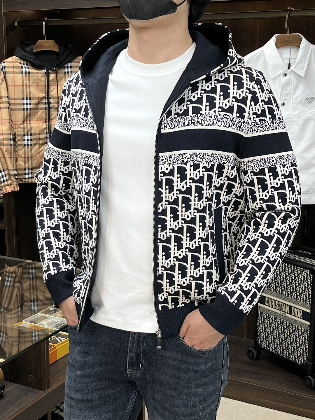 NO:527724,The main recommendation is Dior Ss's early autumn new model released Dior hooded jacket, a hot autumn style thin cotton jacket, a letter logo jacquard design jacket, it is comfortable and comfortable to wear, lazy and casual, combined with clean and simple colors, it is particularly durable and suitable for daily wear~ I love to launch sports items embellished with vitality prints!  Size M-3XL, complete three standards, shipped the next day, color black, new H new model first release,,dior,dior,jackets & coats,jackets & coats,hats,alexander wang19860909主推 Dior ss早秋新款发布迪奥连帽夹克外套,秋季爆款夹薄棉夹克外套,字母logo提花设计夹克外套,穿上就是舒适自在又显瘦的存在,慵懒而随性,结合干净简单的色系就特别耐看,适合日常穿着~倾情推出缀饰活力印花的运动单品！ 尺码M-3XL 三标齐全 隔天出货 颜色黑色 H新款首发,,dior,dior,jackets & coats,jackets & coats,hats,alexander wang,Men's clothing