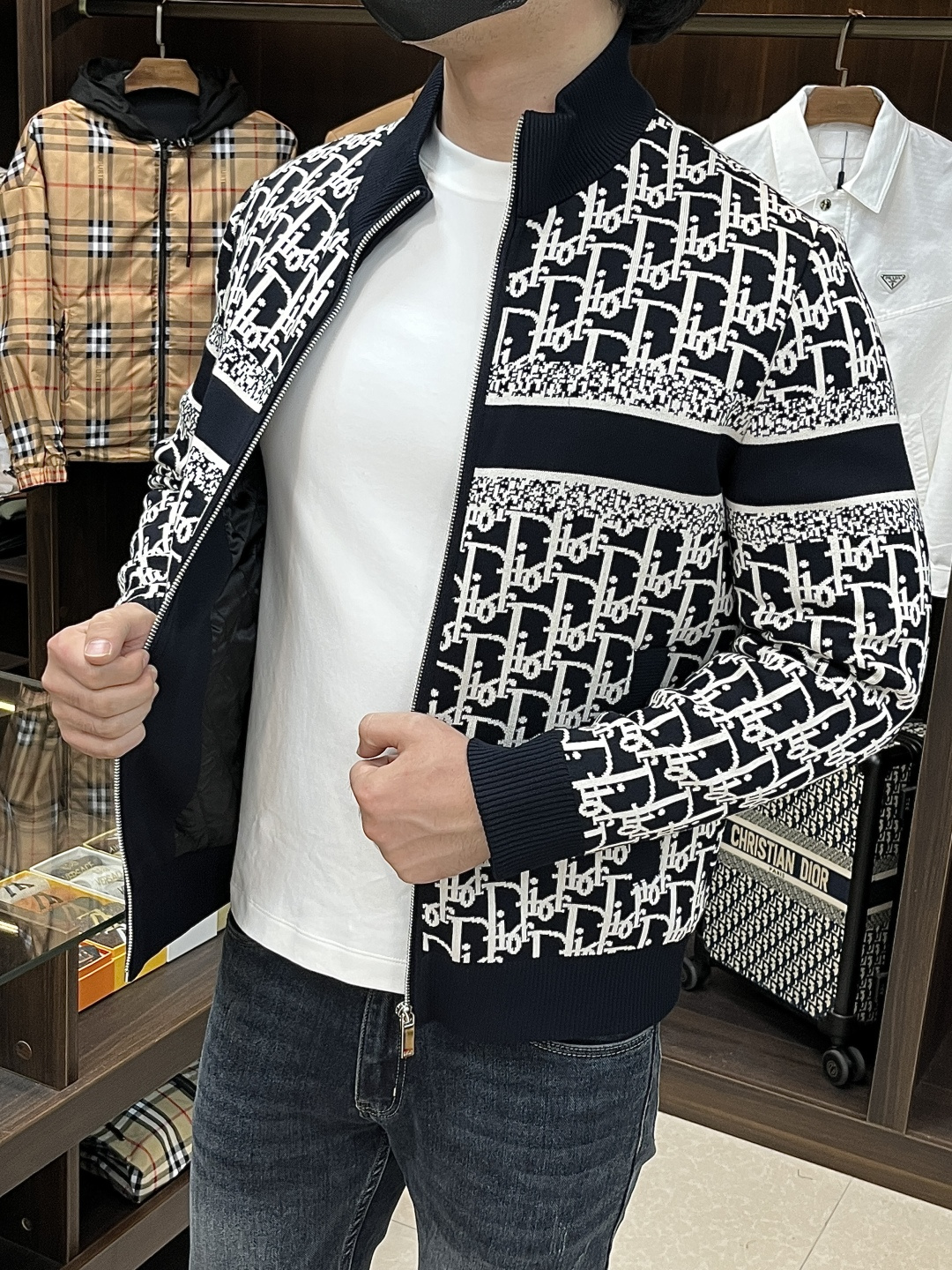 NO:522264,The main recommendation is Dior 2025ss early autumn new model released Dior stand-up collar jacket, autumn hot-style thin cotton jacket, letter logo jacquard design jacket, it is comfortable and comfortable to wear, lazy and casual, combined with clean and simple colors, especially durable, suitable for daily wear~ I love to launch sports items embellished with vitality prints!  Size M-3XL, complete three standards, shipped the next day, color black, new H2025 model first release,,dior,dior,jackets & coats,jackets & coats,alexander wang19860909主推 Dior 2025ss早秋新款发布迪奥立领夹克外套,秋季爆款夹薄棉夹克外套,字母logo提花设计夹克外套,穿上就是舒适自在又显瘦的存在,慵懒而随性,结合干净简单的色系就特别耐看,适合日常穿着~倾情推出缀饰活力印花的运动单品！ 尺码M-3XL 三标齐全 隔天出货 颜色黑色 H2025新款首发,,dior,dior,jackets & coats,jackets & coats,alexander wang,Men's clothing