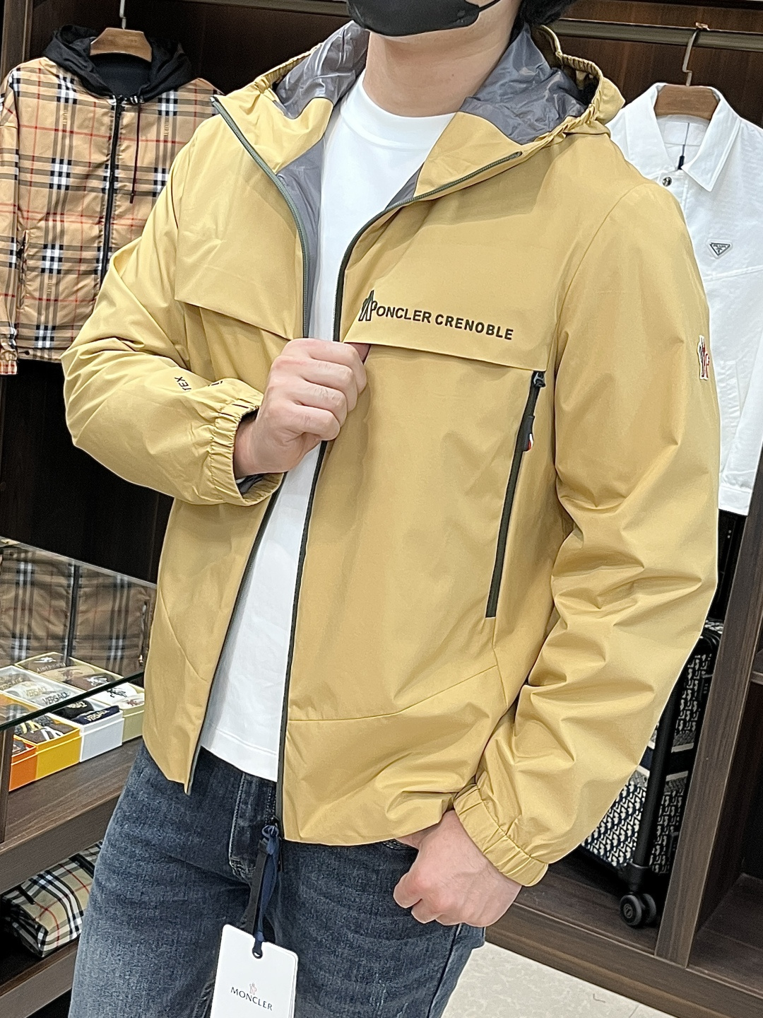 NO:522267,The main recommendation is Moncler 2025ss early autumn new style released a covert hooded jacket, a hot autumn style thin cotton jacket, a letter logo printed jacket, a comfortable and comfortable appearance, lazy and casual, combined with a clean and simple color scheme, it is particularly durable, suitable for daily wear~ launches sports items embellished with vitality printing!  Size M-3XL complete three standards, shipped the next day, color black red yellow, new H2025 model first release, Moncler, jackets & coats, jackets & coats, hats, alexander wang19860909主推 Moncler 2025ss早秋新款发布蒙口连帽夹克外套,秋季爆款夹薄棉夹克外套,字母logo印花设计夹克外套,穿上就是舒适自在又显瘦的存在,慵懒而随性,结合干净简单的色系就特别耐看,适合日常穿着~倾情推出缀饰活力印花的运动单品！ 尺码M-3XL 三标齐全 隔天出货 颜色黑色 红色 黄色 H2025新款首发,,Moncler,jackets & coats,jackets & coats,hats,alexander wang,Men's clothing