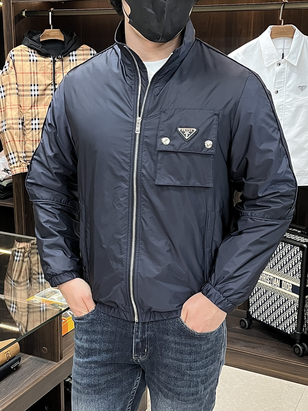 NO:524412,The main recommendation is Prada 2025ss early autumn new model released Prada stand-up collar jacket, autumn hot-style thin cotton jacket, classic triangle metal logo design jacket, comfortable and slim when worn, lazy and casual, combined with clean and simple colors, it is particularly durable and suitable for daily wear~ I love to launch sports items embellished with vitality prints!  Size M-3XL, complete three standards, shipped the next day, color black, blue, new H2025 model first release,,prada,prada,jackets & coats,jackets & coats,alexander wang19860909主推 Prada 2025ss早秋新款发布普拉达立领夹克外套,秋季爆款夹薄棉夹克外套,经典三角金属logo设计夹克外套,穿上就是舒适自在又显瘦的存在,慵懒而随性,结合干净简单的色系就特别耐看,适合日常穿着~倾情推出缀饰活力印花的运动单品！ 尺码M-3XL 三标齐全 隔天出货 颜色黑色 蓝色 H2025新款首发,,prada,prada,jackets & coats,jackets & coats,alexander wang,Men's clothing