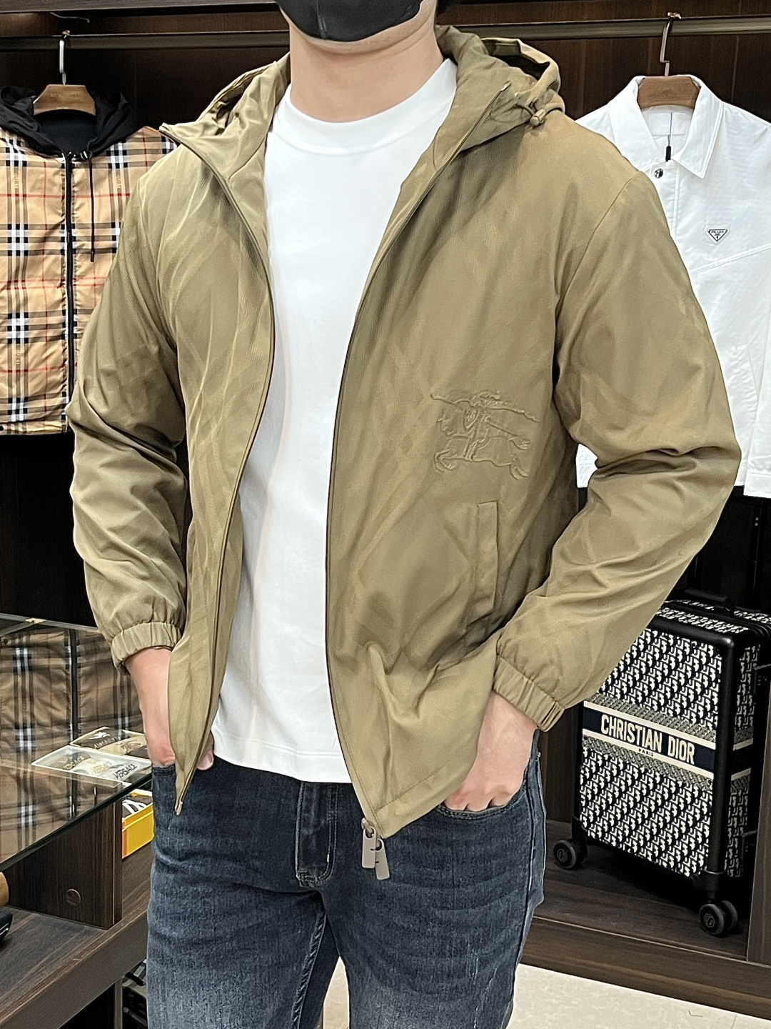 NO:524414,The main recommendation is Burberry 2025ss early autumn new style released Burberry hooded jacket, autumn hot-sized thin cotton jacket, and War Horse LOGO embroidered jacket. It is comfortable and comfortable to wear, lazy and casual, combined with clean and simple colors, especially durable, suitable for daily wear~ launch sports items embellished with vitality prints!  Size M-3XL, complete three standards, shipped the next day, color black yellow, new H2025 model first release, burberry, burberry, jackets & coats, jackets & coats, hats, alexander wang19860909主推 Burberry 2025ss早秋新款发布巴宝莉连帽夹克外套,秋季爆款夹薄棉夹克外套,战马LOGO刺绣设计夹克外套,穿上就是舒适自在又显瘦的存在,慵懒而随性,结合干净简单的色系就特别耐看,适合日常穿着~倾情推出缀饰活力印花的运动单品！ 尺码M-3XL 三标齐全 隔天出货 颜色黑色 黄色 H2025新款首发,,burberry,burberry,jackets & coats,jackets & coats,hats,alexander wang,Men's clothing