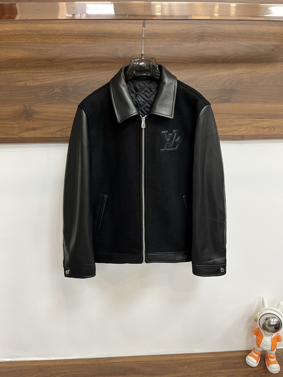 NO:528732,The main recommendation is the new LV 2025ss early autumn style. The donkey lapel jacket is released, the autumn hot-sized thin cotton jacket, woolen leather splicing jacket, genuine leather letter logo embroidery design jacket, it is comfortable and comfortable to wear, lazy and casual, combined with clean and simple colors, it is particularly durable, suitable for daily wear~ I love to launch sports items embellished with vitality prints!  Size M-3XL, complete three standards, shipped the next day, color black, new H2025 model first release,,louis vuitton,louis vuitton,jackets & coats,jackets & coats,alexander wang19860909主推 LV 2025ss早秋新款发布驴牌翻领夹克外套,秋季爆款夹薄棉夹克外套,毛呢真皮拼接外套,真皮字母logo刺绣设计夹克外套,穿上就是舒适自在又显瘦的存在,慵懒而随性,结合干净简单的色系就特别耐看,适合日常穿着~倾情推出缀饰活力印花的运动单品！ 尺码M-3XL 三标齐全 隔天出货 颜色黑色 H2025新款首发,,louis vuitton,louis vuitton,jackets & coats,jackets & coats,alexander wang,Men's clothing