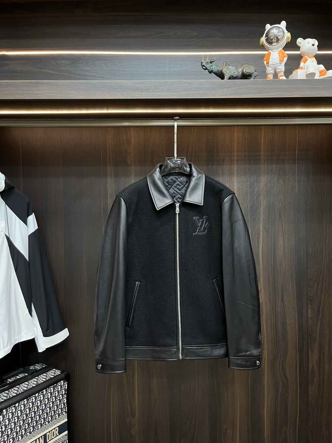 NO:574013,We mainly recommend the LV 2025ss early autumn new release of donkey brand lapel jackets, autumn hot-selling thin cotton jackets, woolen leather splicing jackets, leather letter logo embroidered design jackets. Wearing them makes you feel comfortable and slim, lazy and casual, combined with clean and simple colors, they are particularly attractive and suitable for daily wear~ We are launching sports items decorated with vibrant prints!  Sizes M-3XL, complete with three standards, shipped next day, color black, H2025 new model debut,,louis vuitton,louis vuitton,jackets & coats,jackets & coats,alexander wang19860909主推 LV 2025ss早秋新款发布驴牌翻领夹克外套,秋季爆款夹薄棉夹克外套,毛呢真皮拼接外套,真皮字母logo刺绣设计夹克外套,穿上就是舒适自在又显瘦的存在,慵懒而随性,结合干净简单的色系就特别耐看,适合日常穿着~倾情推出缀饰活力印花的运动单品！ 尺码M-3XL 三标齐全 隔天出货 颜色黑色 H2025新款首发,,louis vuitton,louis vuitton,jackets & coats,jackets & coats,alexander wang,Men's clothing