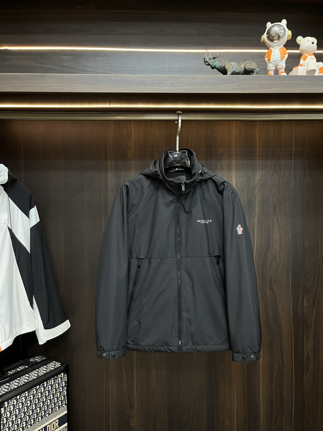 NO:531850,The main recommendation is the new early autumn style of Moncler Ss. The new hooded jacket with a covert mouth, a popular autumn style thin cotton jacket, and a letter logo printed jacket. It is comfortable and comfortable to wear. It is lazy and casual, combined with a clean and simple color scheme, which is particularly pleasing to look at. It is suitable for daily wear~ I love to launch sports items embellished with vitality printed!  Size M-3XL, complete three standards, shipped the next day, color black, new H new model first release, Moncler, jackets & coats, jackets & coats, hats, alexander wang19860909主推 Moncler ss早秋新款发布蒙口连帽夹克外套,秋季爆款夹薄棉夹克外套,字母logo印花设计夹克外套,穿上就是舒适自在又显瘦的存在,慵懒而随性,结合干净简单的色系就特别耐看,适合日常穿着~倾情推出缀饰活力印花的运动单品！ 尺码M-3XL 三标齐全 隔天出货 颜色黑色 H新款首发,,Moncler,jackets & coats,jackets & coats,hats,alexander wang,Men's clothing