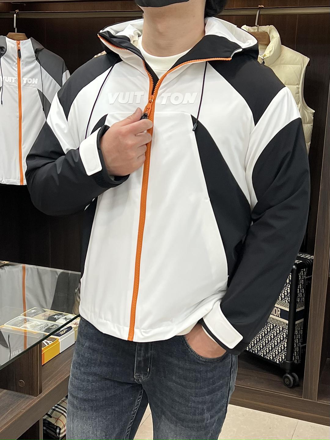 NO:531978,The main recommendation is the new LV 2025ss early autumn style. The donkey brand hooded jacket jacket is released, with spliced ​​fabrics, thin cotton jackets for autumn, and a letter logo printed jacket. It is comfortable and comfortable to wear. It is lazy and casual, combined with clean and simple colors, which is particularly pleasing to look at. It is suitable for daily wear~ I love to launch sports items that embellish vibrant prints!  Size M-3XL complete three standards, shipped the next day, color black and white splicing, gray and white splicing, new H2025 model first release,,louis vuitton,louis vuitton,jackets & coats,jackets & coats,hats,alexander wang19860909主推 LV 2025ss早秋新款发布驴牌连帽夹克外套,拼接面料秋季爆款夹薄棉夹克外套,字母logo印花设计夹克外套,穿上就是舒适自在又显瘦的存在,慵懒而随性,结合干净简单的色系就特别耐看,适合日常穿着~倾情推出缀饰活力印花的运动单品！ 尺码M-3XL 三标齐全 隔天出货 颜色黑白拼接 灰白拼接 H2025新款首发,,louis vuitton,louis vuitton,jackets & coats,jackets & coats,hats,alexander wang,Men's clothing