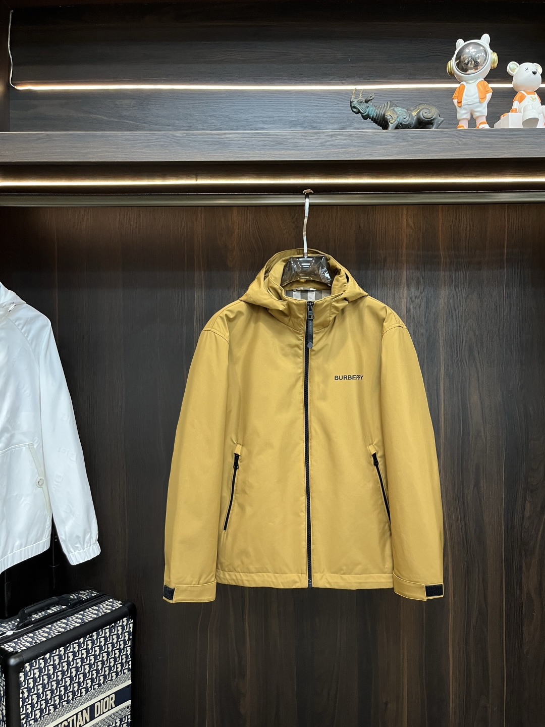 NO:531857,The new Burberry Ss early autumn style is released. The Burberry hooded jacket is released. The stitched fabric is a hot autumn style thin cotton jacket, and the letter logo printed jacket is a comfortable and comfortable appearance. It is lazy and casual. It is combined with a clean and simple color scheme and is particularly durable. It is suitable for daily wear. It is full of sports items embellished with vitality printing!  Size M-3XL, complete three standards, shipped the next day, color black yellow, new H new model first release, burberry, burberry, jackets & coats, jackets & coats, hats, alexander wang19860909主推Burberry ss早秋新款发布巴宝莉连帽夹克外套,拼接面料秋季爆款夹薄棉夹克外套,字母logo印花设计夹克外套,穿上就是舒适自在又显瘦的存在,慵懒而随性,结合干净简单的色系就特别耐看,适合日常穿着~倾情推出缀饰活力印花的运动单品！ 尺码M-3XL 三标齐全 隔天出货 颜色黑色 黄色 H新款首发,,burberry,burberry,jackets & coats,jackets & coats,hats,alexander wang,Men's clothing