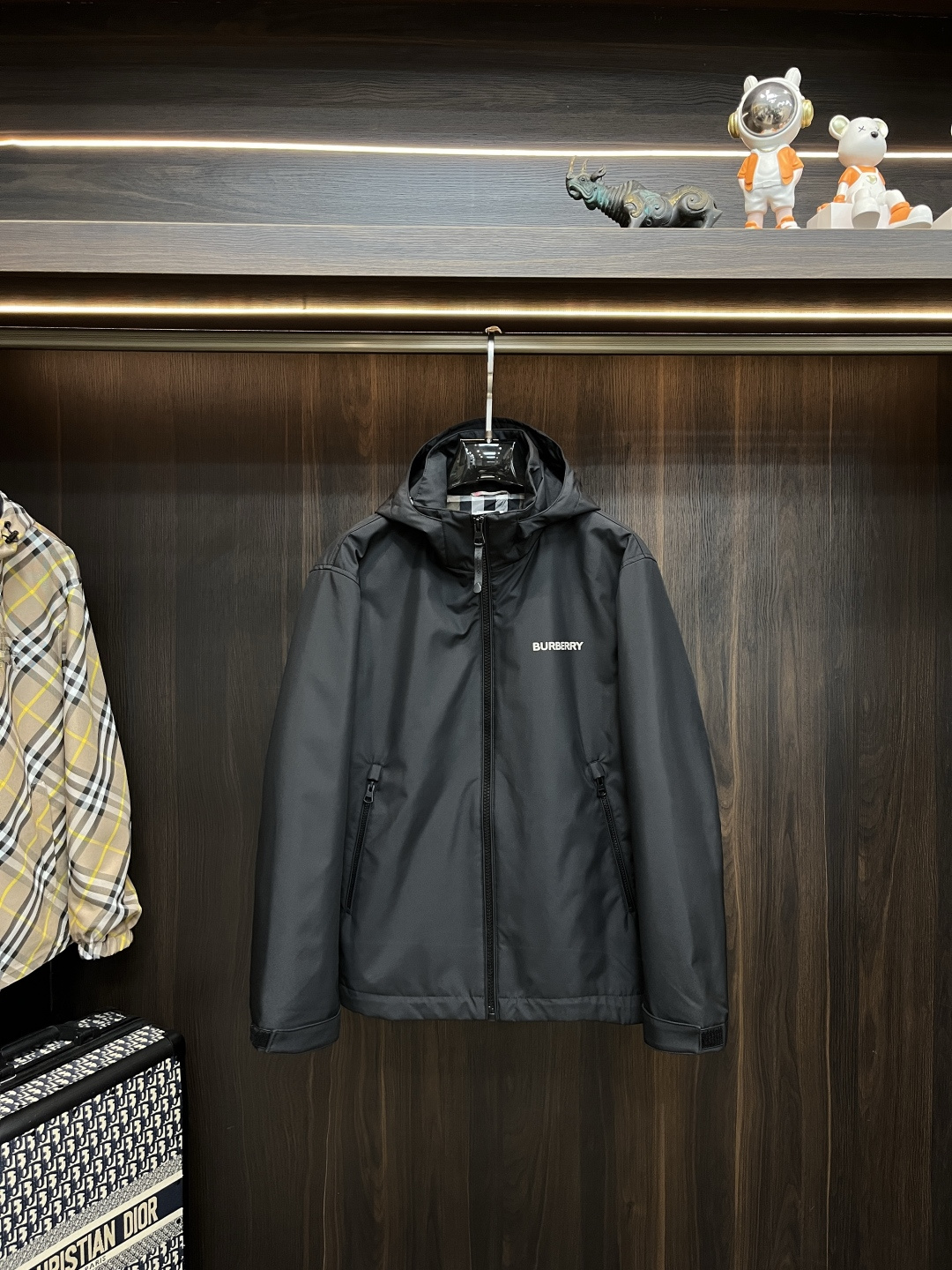 NO:531856,The main recommendation is Burberry Ss's early autumn new style released Burberry hooded jacket, spliced ​​fabric autumn hot-sized thin cotton jacket, letter logo printed jacket, it is comfortable and comfortable to wear, lazy and casual, combined with clean and simple colors, especially durable, suitable for daily wear~ launch sports items embellished with vitality prints!  Size M-3XL, complete three standards, shipped the next day, color black yellow, new H new model first release, burberry, burberry, jackets & coats, jackets & coats, hats, alexander wang19860909主推 Burberry ss早秋新款发布巴宝莉连帽夹克外套,拼接面料秋季爆款夹薄棉夹克外套,字母logo印花设计夹克外套,穿上就是舒适自在又显瘦的存在,慵懒而随性,结合干净简单的色系就特别耐看,适合日常穿着~倾情推出缀饰活力印花的运动单品！ 尺码M-3XL 三标齐全 隔天出货 颜色黑色 黄色 H新款首发,,burberry,burberry,jackets & coats,jackets & coats,hats,alexander wang,Men's clothing