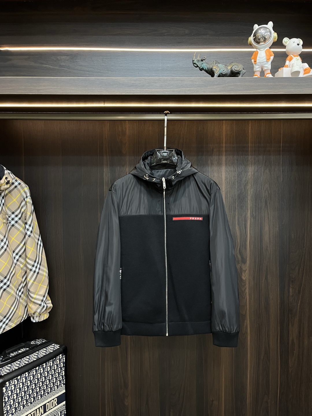 NO:597247,The main recommendation is Prada ss early autumn new release of Prada hooded jacket, spliced ​​fabric autumn popular thin cotton jacket, red tape letter logo printed design jacket, wearing it makes you feel comfortable and slim, lazy and casual, combined with clean and simple colors, it is particularly attractive and suitable for daily wear~ We are launching sports items decorated with vibrant prints!  Sizes M-3XL, complete with three standards, shipped next day, color black, H new model debut,, prada, prada, jackets & coats, jackets & coats, hats, alexander wang19860909主推 Prada ss早秋新款发布普拉达连帽夹克外套,拼接面料秋季爆款夹薄棉夹克外套,红色胶条字母logo印花设计夹克外套,穿上就是舒适自在又显瘦的存在,慵懒而随性,结合干净简单的色系就特别耐看,适合日常穿着~倾情推出缀饰活力印花的运动单品！ 尺码M-3XL 三标齐全 隔天出货 颜色黑色 H新款首发,,prada,prada,jackets & coats,jackets & coats,hats,alexander wang,Men's clothing