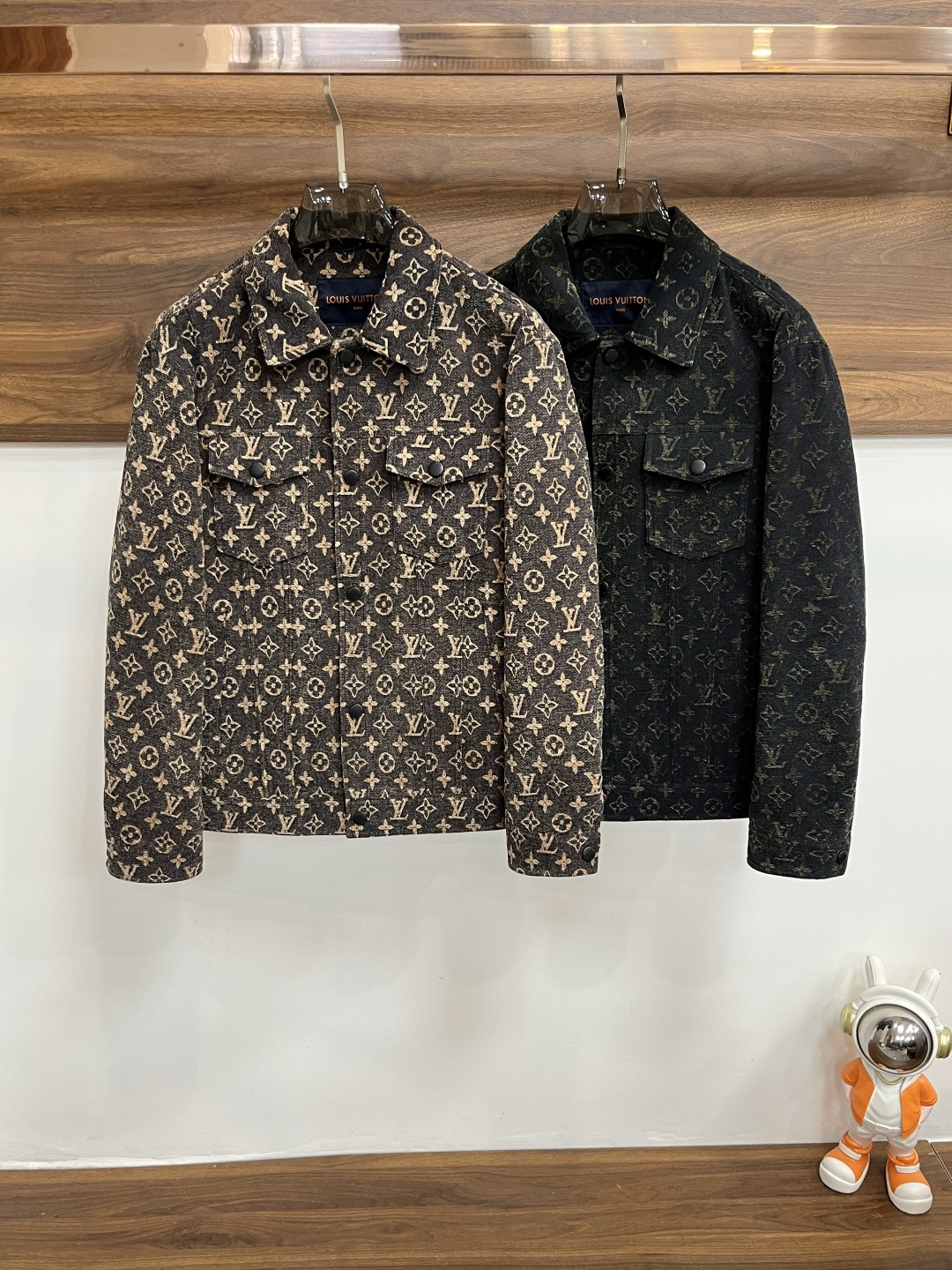 NO:571697,Mainly recommend LV 2025ss early autumn new release donkey brand lapel jacket, letter embroidered fabric autumn hot-selling thin cotton jacket, letter embroidered fabric jacket, wearing it is comfortable and slim, lazy and casual, combined with clean and simple colors, it is particularly attractive and suitable for daily wear~ We are launching sports items embellished with vibrant prints!  Sizes M-3XL, complete with three standards, shipped next day, color black, brown, H2025 new model debut,,louis vuitton,louis vuitton,jackets & coats,jackets & coats,alexander wang19860909主推 LV 2025ss早秋新款发布驴牌翻领夹克外套,字母刺绣面料秋季爆款夹薄棉夹克外套,字母刺绣面料夹克外套,穿上就是舒适自在又显瘦的存在,慵懒而随性,结合干净简单的色系就特别耐看,适合日常穿着~倾情推出缀饰活力印花的运动单品！ 尺码M-3XL 三标齐全 隔天出货 颜色黑色 咖色 H2025新款首发,,louis vuitton,louis vuitton,jackets & coats,jackets & coats,alexander wang,Men's clothing