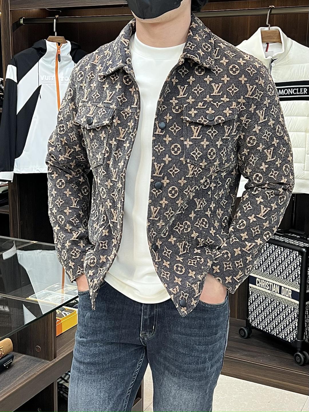 NO:522270,The main recommendation is the new LV 2025ss early autumn style. The donkey brand lapel jacket is released, the autumn popular style of letter embroidered fabric thin cotton jacket, and the letter embroidered fabric jacket is comfortable and comfortable and slim. It is lazy and casual, combined with clean and simple colors, which is particularly durable and suitable for daily wear~ I love to launch sports items embroidered with vitality prints!  Size M-3XL, complete three standards, shipped the next day, color black, brown, new H2025 model first release,,louis vuitton,louis vuitton,jackets & coats,jackets & coats,alexander wang19860909主推 LV 2025ss早秋新款发布驴牌翻领夹克外套,字母刺绣面料秋季爆款夹薄棉夹克外套,字母刺绣面料夹克外套,穿上就是舒适自在又显瘦的存在,慵懒而随性,结合干净简单的色系就特别耐看,适合日常穿着~倾情推出缀饰活力印花的运动单品！ 尺码M-3XL 三标齐全 隔天出货 颜色黑色 咖色 H2025新款首发,,louis vuitton,louis vuitton,jackets & coats,jackets & coats,alexander wang,Men's clothing