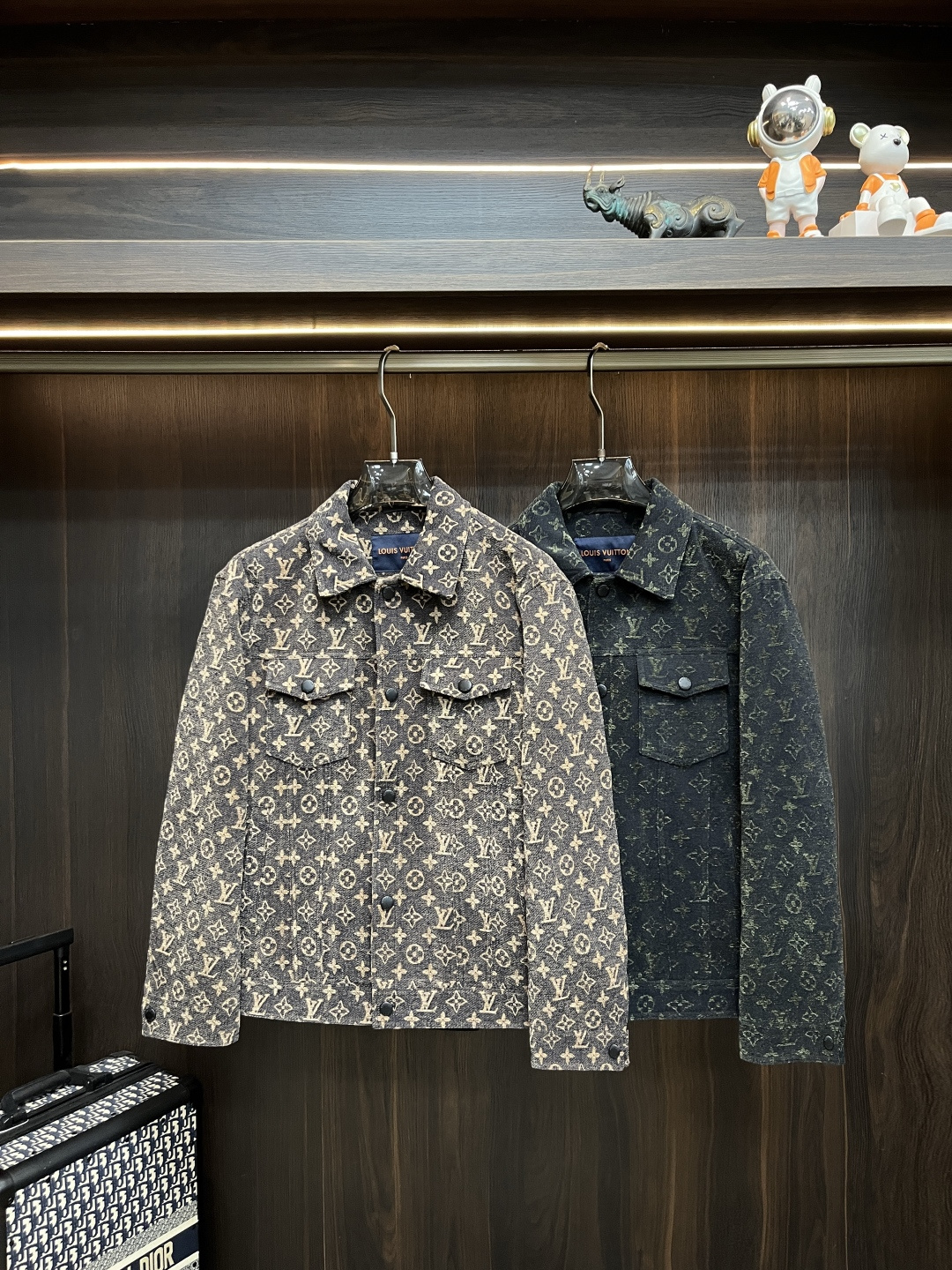 NO:531672,The main recommendation is the new LV Ss early autumn style. Donkey brand lapel jacket jacket, letter embroidered fabric autumn popular style thin cotton jacket jacket, letter embroidered fabric jacket, it is comfortable and comfortable to wear, lazy and casual, combined with clean and simple colors, especially durable, suitable for daily wear~ I love to launch sports items embroidered with vitality prints!  Size M-3XL, complete three standards, shipped the next day, color black, brown, new model first, louis vuitton, louis vuitton, jackets & coats, jackets & coats, alexander wang19860909主推LV ss早秋新款发布驴牌翻领夹克外套,字母刺绣面料秋季爆款夹薄棉夹克外套,字母刺绣面料夹克外套,穿上就是舒适自在又显瘦的存在,慵懒而随性,结合干净简单的色系就特别耐看,适合日常穿着~倾情推出缀饰活力印花的运动单品！ 尺码M-3XL 三标齐全 隔天出货 颜色黑色 咖色 H新款首发,,louis vuitton,louis vuitton,jackets & coats,jackets & coats,alexander wang,Men's clothing