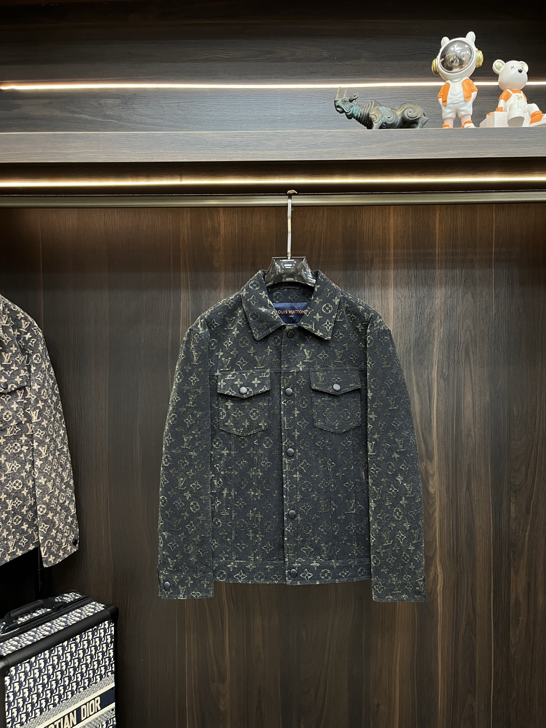 NO:531855,The main recommendation is the new LV Ss early autumn style. Donkey brand lapel jacket, letter embroidered fabric autumn popular thin cotton jacket, letter embroidered fabric jacket, it is comfortable and comfortable to wear, lazy and casual, combined with clean and simple colors, especially durable, suitable for daily wear~ I love to launch sports items embroidered with vitality prints!  Size M-3XL, complete three standards, shipped the next day, color black, brown, new model first, louis vuitton, louis vuitton, jackets & coats, jackets & coats, alexander wang19860909主推 LV ss早秋新款发布驴牌翻领夹克外套,字母刺绣面料秋季爆款夹薄棉夹克外套,字母刺绣面料夹克外套,穿上就是舒适自在又显瘦的存在,慵懒而随性,结合干净简单的色系就特别耐看,适合日常穿着~倾情推出缀饰活力印花的运动单品！ 尺码M-3XL 三标齐全 隔天出货 颜色黑色 咖色 H新款首发,,louis vuitton,louis vuitton,jackets & coats,jackets & coats,alexander wang,Men's clothing