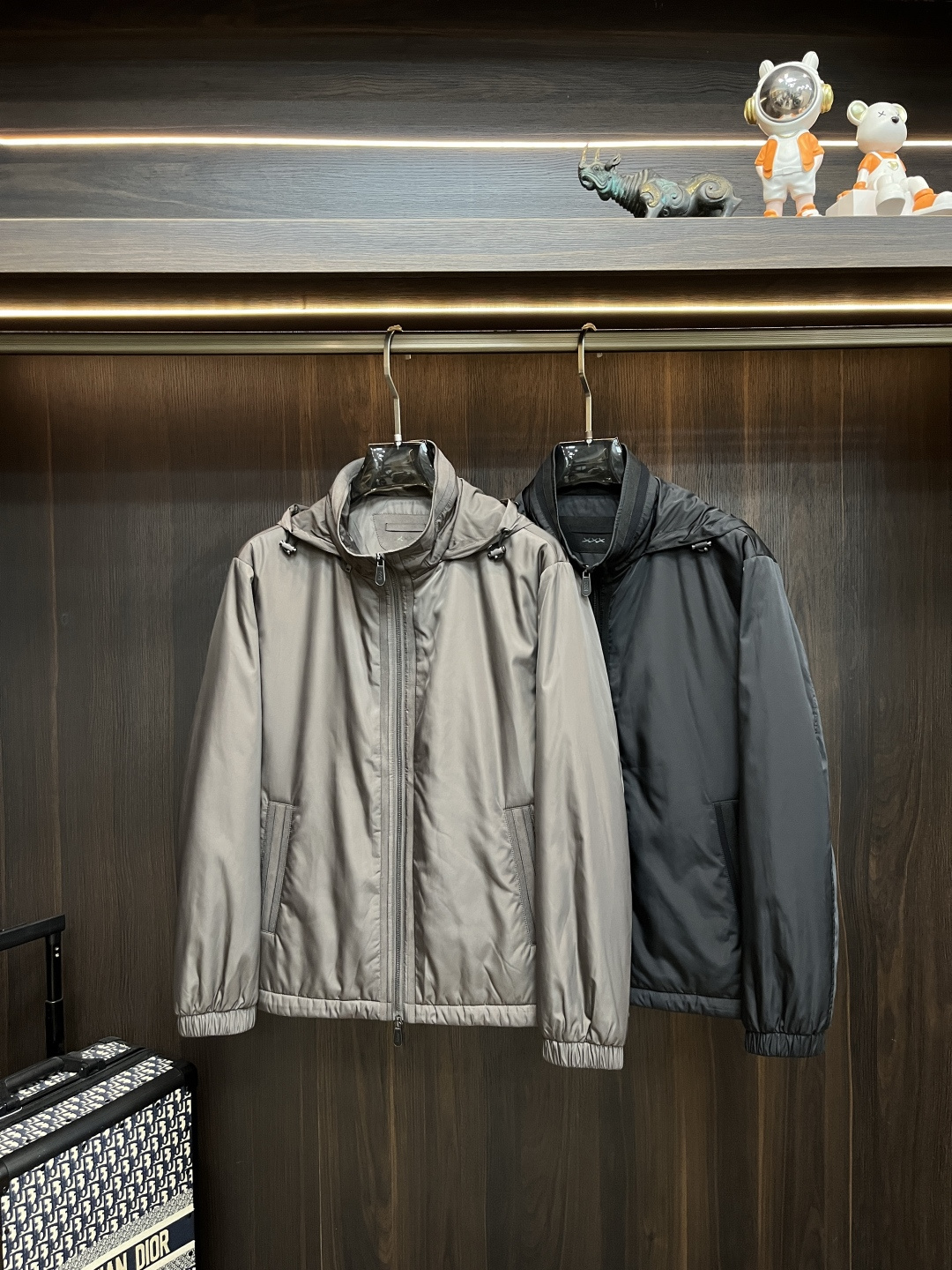 NO:531854,The main recommendation is Zegna Ss's early autumn new style released Zegna hooded jacket, a popular autumn thin cotton jacket with a hidden hat design, which makes you feel comfortable and slim when worn, lazy and casual, combined with a clean and simple color scheme, which is particularly durable and suitable for daily wear~ I love to launch sports items embellished with vitality prints!  Size M-3XL, complete three standards, shipped the next day, color black, brown, new model first release, zegna, jackets & coats, jackets & coats,hats,alexander wang19860909主推 Zegna ss早秋新款发布杰尼亚连帽夹克外套,秋季爆款夹薄棉夹克外套,隐藏帽设计,穿上就是舒适自在又显瘦的存在,慵懒而随性,结合干净简单的色系就特别耐看,适合日常穿着~倾情推出缀饰活力印花的运动单品！ 尺码M-3XL 三标齐全 隔天出货 颜色黑色 咖色 H新款首发,,zegna,jackets & coats,jackets & coats,hats,alexander wang,Men's clothing