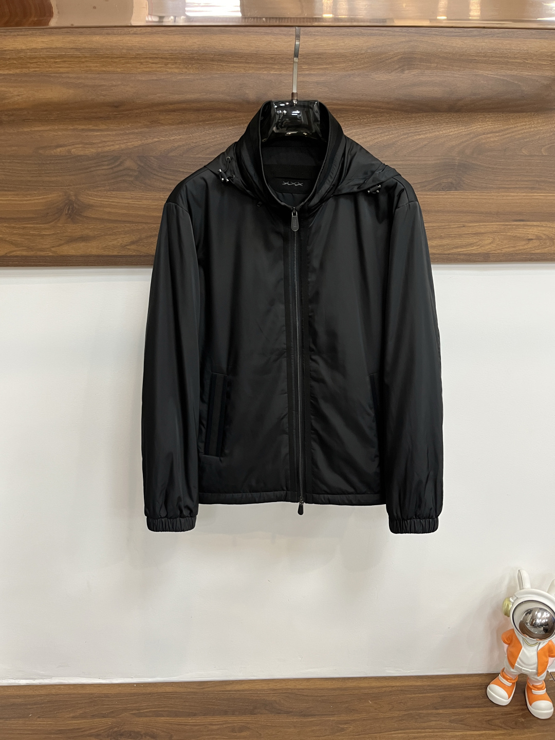 NO:571699,Mainly recommended Zegna 2025ss early autumn new release Zegna hooded jacket, autumn hot-selling thin cotton jacket, hidden hood design, wearing it makes you feel comfortable and slim, lazy and casual, combined with clean and simple colors, it is particularly attractive and suitable for daily wear~ We are launching sports items decorated with vibrant prints!  Sizes M-3XL, complete with three standards, shipped next day, color black, brown, H2025 new model debut,,zegna,jackets & coats,jackets & coats,hats,alexander wang19860909主推 Zegna 2025ss早秋新款发布杰尼亚连帽夹克外套,秋季爆款夹薄棉夹克外套,隐藏帽设计,穿上就是舒适自在又显瘦的存在,慵懒而随性,结合干净简单的色系就特别耐看,适合日常穿着~倾情推出缀饰活力印花的运动单品！ 尺码M-3XL 三标齐全 隔天出货 颜色黑色 咖色 H2025新款首发,,zegna,jackets & coats,jackets & coats,hats,alexander wang,Men's clothing