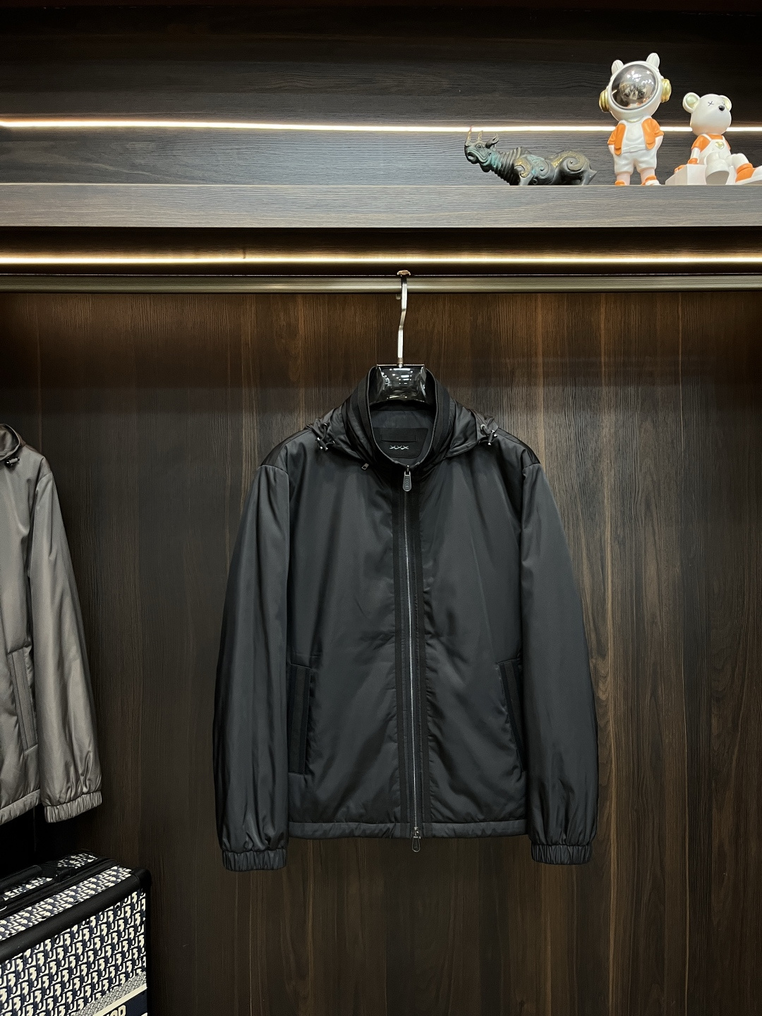 NO:530790,The main recommendation Zegna 2025ss early autumn new style released Zegna hooded jacket, a popular autumn thin cotton jacket with a hidden hat design, it is comfortable and comfortable to wear, lazy and casual, combined with a clean and simple color scheme, it is particularly durable and suitable for daily wear~ I love to launch sports items embellished with vitality prints!  Size M-3XL, complete three standards, shipped the next day, color black, brown, new H2025 model first release, zegna, jackets & coats, jackets & coats, hats, alexander wang19860909主推 Zegna 2025ss早秋新款发布杰尼亚连帽夹克外套,秋季爆款夹薄棉夹克外套,隐藏帽设计,穿上就是舒适自在又显瘦的存在,慵懒而随性,结合干净简单的色系就特别耐看,适合日常穿着~倾情推出缀饰活力印花的运动单品！ 尺码M-3XL 三标齐全 隔天出货 颜色黑色 咖色 H2025新款首发,,zegna,jackets & coats,jackets & coats,hats,alexander wang,Men's clothing