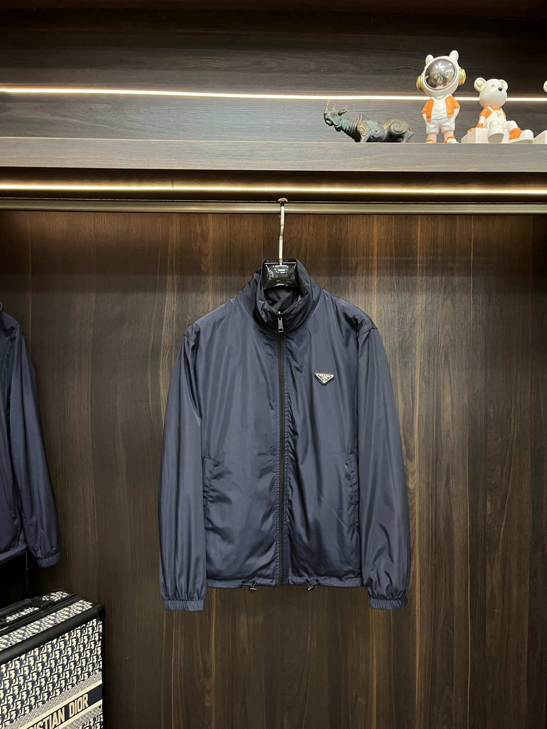 NO:530786,The main recommendation is Prada 2025ss early autumn new model released Prada hooded jacket, double-sided jacket, autumn hot-style thin cotton jacket, hat is removable, triangle metal logo design is comfortable and comfortable to wear, lazy and casual, combined with clean and simple colors, it is particularly durable, suitable for daily wear~ I love to launch sports items embellished with vitality prints!  Size M-3XL, complete three standards, shipped the next day, color black, blue, new H2025 model first release,,prada,prada,jackets & coats,jackets & coats,hats,alexander wang19860909主推 Prada 2025ss早秋新款发布普拉达连帽夹克外套,双面穿夹克,秋季爆款夹薄棉夹克外套,帽可拆,三角金属logo设计穿上就是舒适自在又显瘦的存在,慵懒而随性,结合干净简单的色系就特别耐看,适合日常穿着~倾情推出缀饰活力印花的运动单品！ 尺码M-3XL 三标齐全 隔天出货 颜色黑色 蓝色 H2025新款首发,,prada,prada,jackets & coats,jackets & coats,hats,alexander wang,Men's clothing