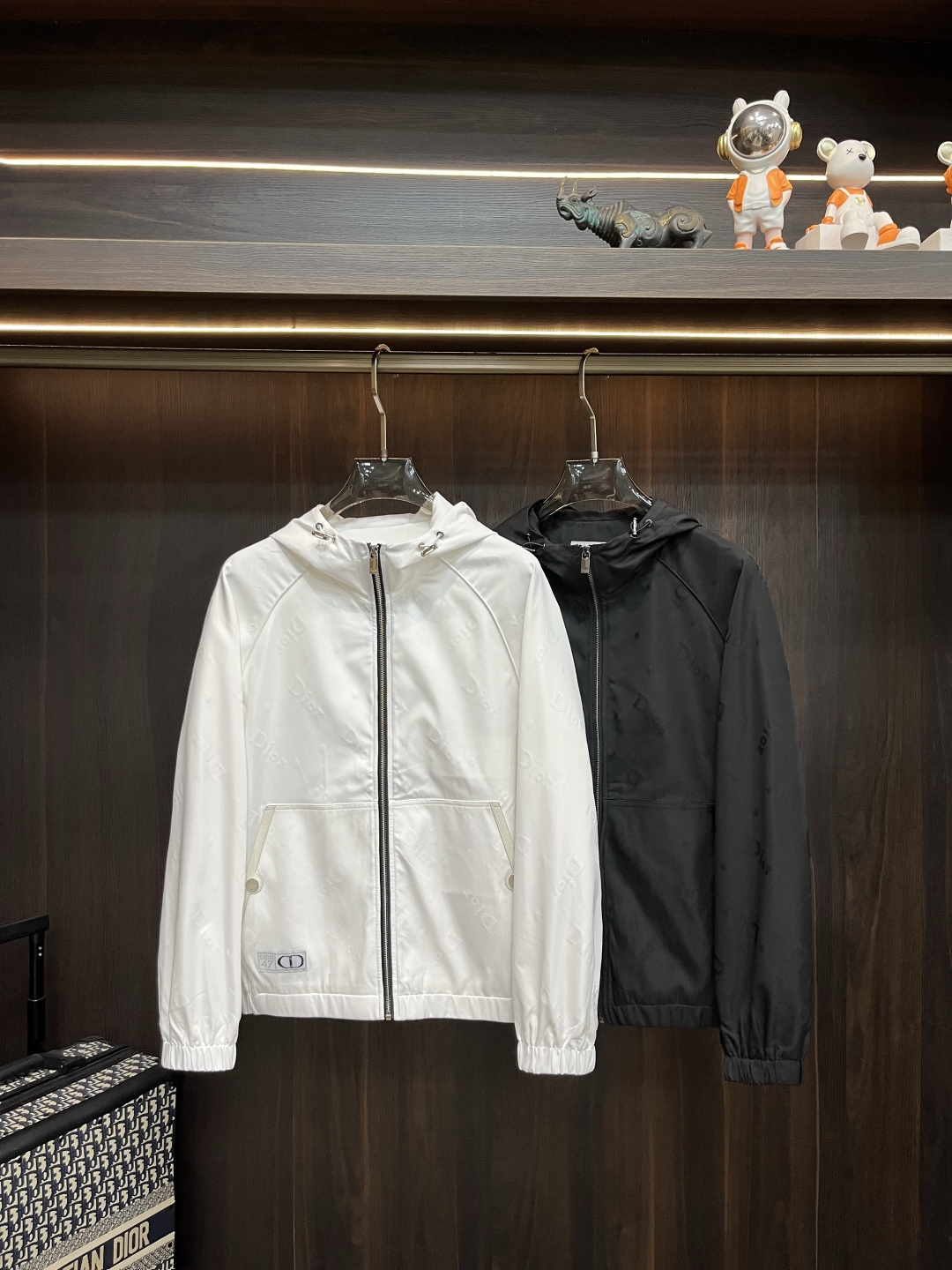 NO:530788,The main recommendation is Dior 2025ss early autumn new model released Dior hooded jacket, a popular autumn thin cotton jacket, Dior letter jacquard fabric design is comfortable, comfortable and slim, lazy and casual, combined with clean and simple colors, it is particularly durable, suitable for daily wear~ I love to launch sports items embellished with vitality prints!  Size M-3XL complete three standards, shipped the next day, color black white, new H2025 model first release,,dior,dior,jackets & coats,jackets & coats,hats,alexander wang19860909主推 Dior 2025ss早秋新款发布迪奥连帽夹克外套,秋季爆款夹薄棉夹克外套,Dior字母提花面料设计穿上就是舒适自在又显瘦的存在,慵懒而随性,结合干净简单的色系就特别耐看,适合日常穿着~倾情推出缀饰活力印花的运动单品！ 尺码M-3XL 三标齐全 隔天出货 颜色黑色 白色 H2025新款首发,,dior,dior,jackets & coats,jackets & coats,hats,alexander wang,Men's clothing