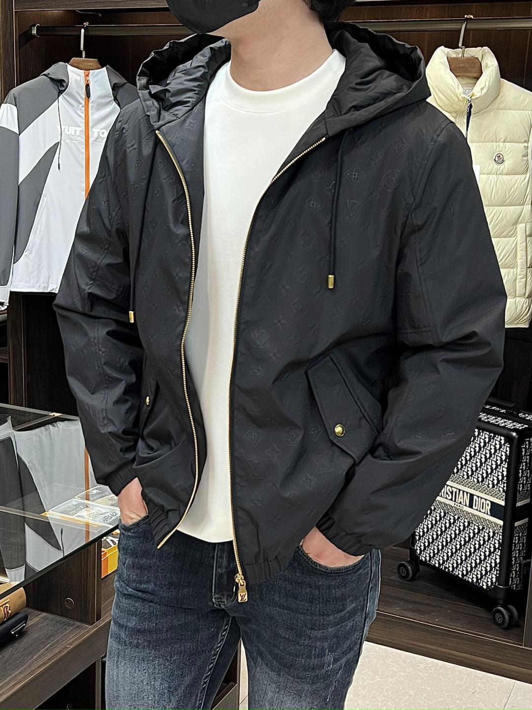 NO:522276,The main recommendation is the new LV 2025ss early autumn style. The donkey brand hooded jacket jacket is released, and the autumn popular thin cotton jacket is designed to be comfortable, comfortable and slim when worn. It is lazy and casual, combined with clean and simple colors, it is particularly durable and suitable for daily wear. It is passionately launched sports items that embellish vibrant prints!  Size M-3XL complete three standards, shipped the next day, color black yellow, new H2025 model first release,,louis vuitton,louis vuitton,jackets & coats,jackets & coats,hats,alexander wang19860909主推 LV 2025ss早秋新款发布驴牌连帽夹克外套,秋季爆款夹薄棉夹克外套,LV字母提花面料设计穿上就是舒适自在又显瘦的存在,慵懒而随性,结合干净简单的色系就特别耐看,适合日常穿着~倾情推出缀饰活力印花的运动单品！ 尺码M-3XL 三标齐全 隔天出货 颜色黑色 黄色 H2025新款首发,,louis vuitton,louis vuitton,jackets & coats,jackets & coats,hats,alexander wang,Men's clothing