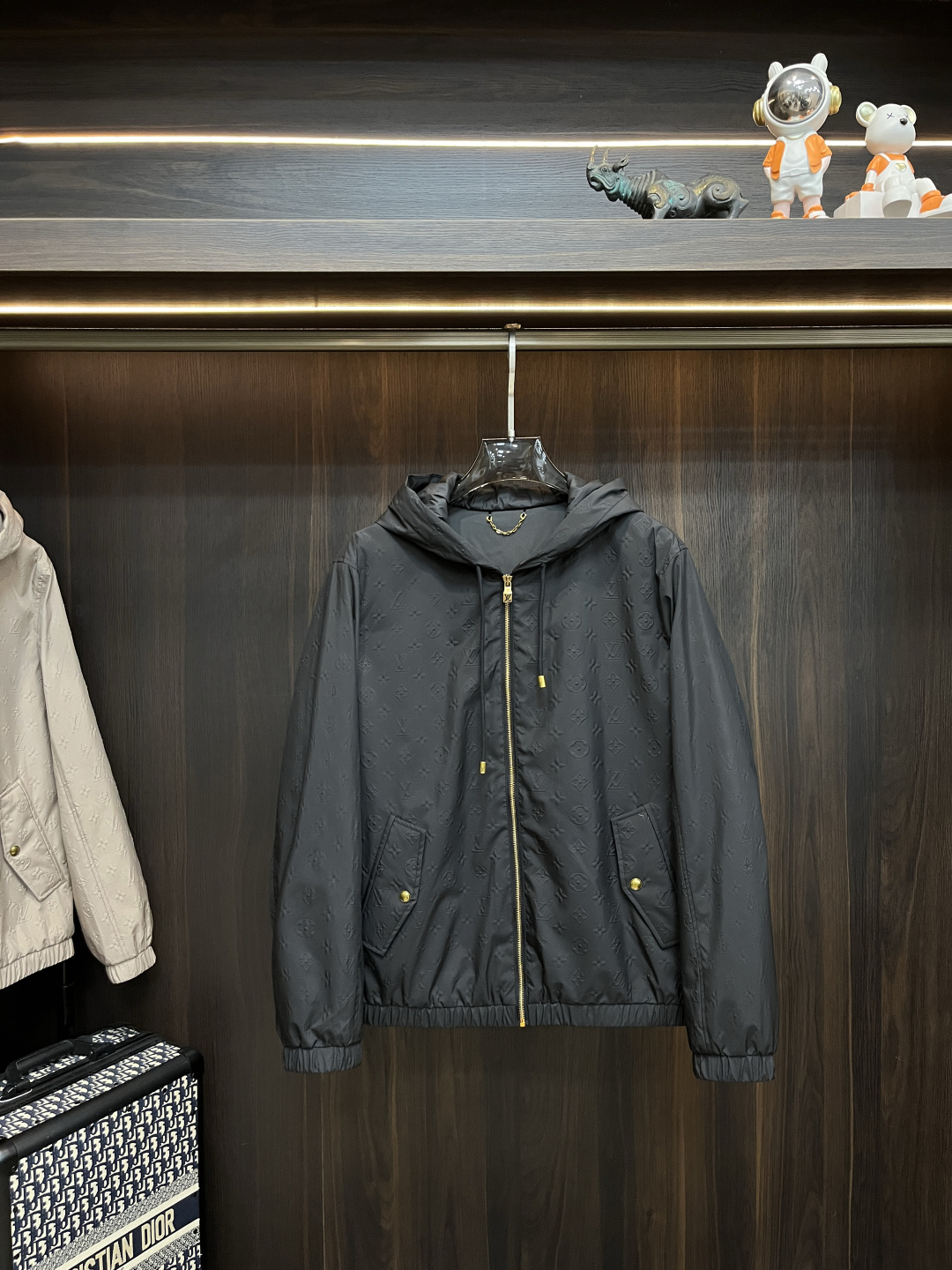 NO:565331,Mainly recommend LV ss early autumn new release donkey brand hooded jacket, autumn hot-selling thin cotton jacket, LV letter jacquard fabric design is comfortable and slim when worn, lazy and casual, combined with clean and simple colors, it is particularly eye-catching and suitable for daily wear~ We are launching sports items decorated with vibrant prints!  Sizes M-3XL, complete with three standards, shipped next day, color black, yellow19860909主推 LV ss早秋新款发布驴牌连帽夹克外套,秋季爆款夹薄棉夹克外套,LV字母提花面料设计穿上就是舒适自在又显瘦的存在,慵懒而随性,结合干净简单的色系就特别耐看,适合日常穿着~倾情推出缀饰活力印花的运动单品！ 尺码M-3XL 三标齐全 隔天出货 颜色黑色 黄色 H新款首发,,louis vuitton,louis vuitton,jackets & coats,jackets & coats,hats,alexander wang,Men's clothing