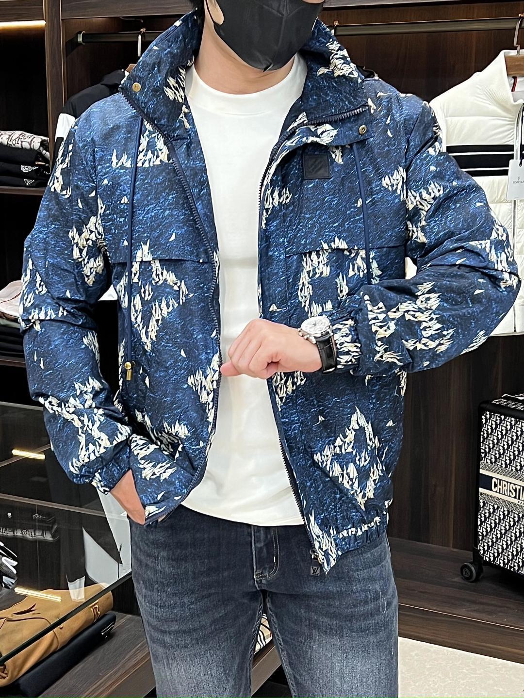 NO:522279,The main recommendation is the new Lv 25 MONOGRAM donkey printed windproof jacket. This windproof jacket is made of light and technological fabric, and uses Monogram Regatta pattern to depict the scene of the pocket fleet sailing on the blue water. Marque L.Vuitton Déposée rubber patches embellish the chest, and the adjustable hood can be used to facilitate the collar. The elastic cuffs and hem are equipped with breathable holes under the arms, and the hidden zipper front closure side pockets. The upper body of this jacket is super cool, the same style as men and women, highly recommended!  Count 46 48 50 52, louis vuitton,louis vuitton,jackets & coats,hats,alexander wang19860909主推 Lv 25新款MONOGRAM 驴牌印花防风夹克,本款防风夹克取材轻盈科技面料,以Monogram Regatta图案描摹袖珍船队于蔚蓝水面扬帆起航的情景.Marque L.Vuitton Déposée 橡胶贴饰点缀胸前,可调节风帽方便收入衣领.弹力袖口和下摆,手臂下方配有透气孔眼,隐藏式拉链前襟侧袋,这款夹克上身效果超酷,男女同款,强烈推荐！ 码数46 48 50 52,,louis vuitton,louis vuitton,jackets & coats,hats,alexander wang,Men's clothing