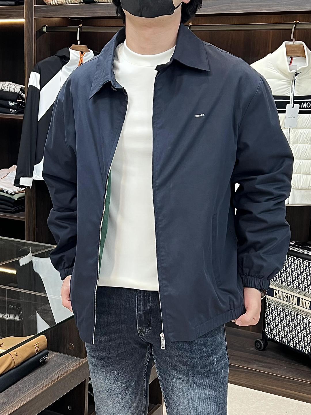 NO:522282,The main recommendation is Prada's new cotton lapel jacket. This Prada is made of cotton fabric and features a casual style, giving it a soft and light contour. The front prada embroidered letters are micro-marked, zipper-style closure, contrasting color lining, elastic cuffs and hem, and the exquisite details perfect this modern and simple outfit. It is highly recommended!  Count 46 48 50 52,,prada,prada,prada,jackets & coats,jackets & coats,alexander wang19860909主推 Prada 新款棉质翻领夹克外套,普拉达这款以棉质面料制作而成,以休闲风格为特色,呈现柔和轻盈的轮廓.正面普家刺绣字母微标,拉链式开合,撞色衬里,弹力袖口和下摆,精致细节完善了这件现代简约的服装,强烈推荐！ 码数46 48 50 52,,prada,prada,prada,jackets & coats,jackets & coats,alexander wang,Men's clothing