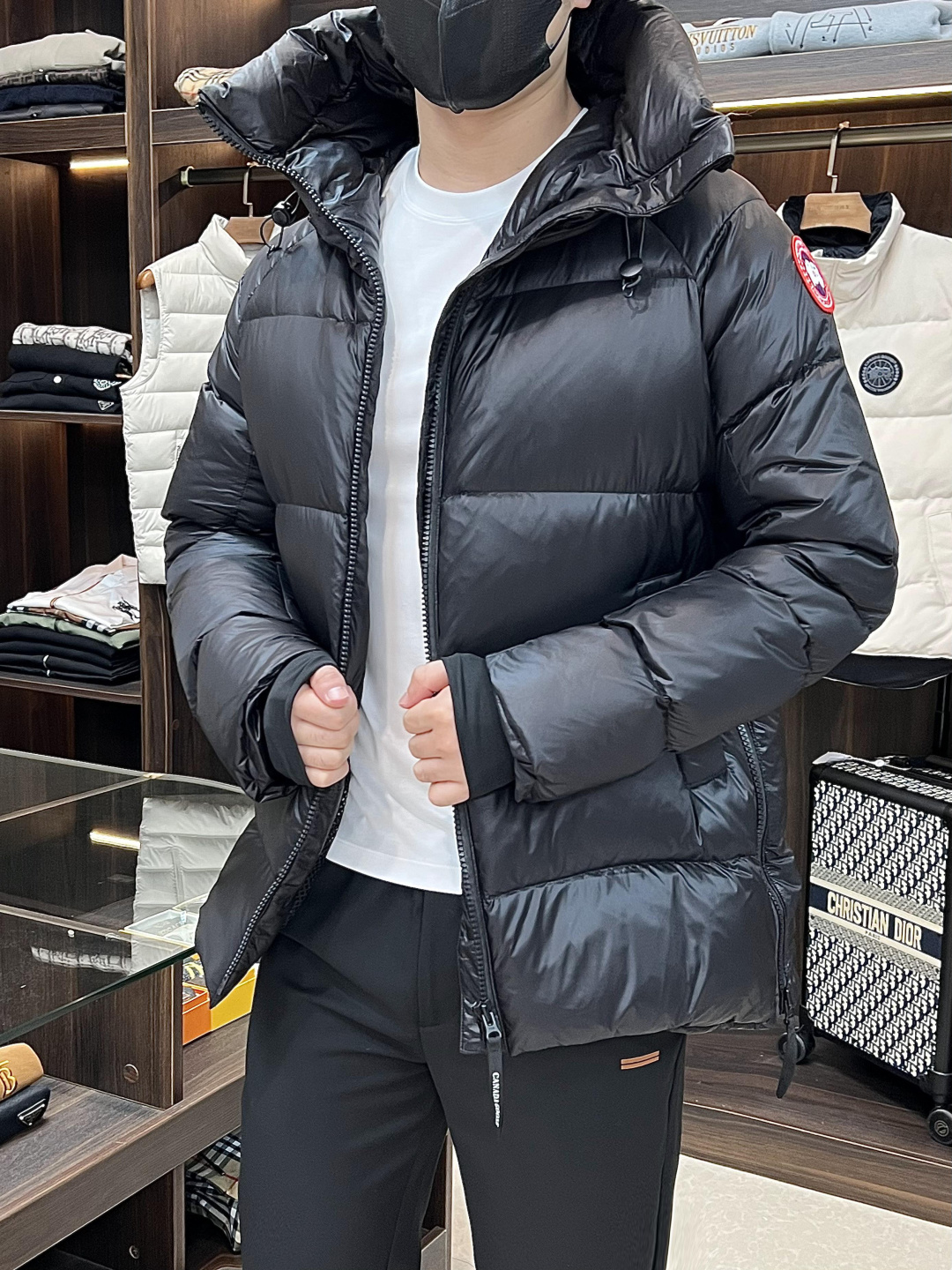 NO:522246,The latest fashion designer down jacket in Canada 2025 is a 2025 newest fashion designer down jacket, a classic logo down jacket on the upper right arm, 90# white goose velvet filling, details everywhere show the high-end structural tailoring design changes to show the diverse image changes of men, slim and neat, tailoring, meet the popular multi-layered outfits nowadays, and versatile styles of life!  Color black white Number XS-XXL H2025 new model first release, Jackets & coats, down jacket, alexander wang19860909主推羽绒 加拿大.鹅 2025最新款时尚设计师款羽绒外套大鹅立领羽绒服,右上臂经典logo爆款羽绒服,90#白鹅绒填充,处处细节显工艺足够的高级结构性剪裁的设计改变来展现男士多样的形象变化,修身利落、剪裁合体,满足时下正流行的多层次穿搭,生活百搭款式！ 颜色黑色 白色 码数XS-XXL H2025新款首发,,jackets & coats,down jacket,alexander wang,Men's clothing