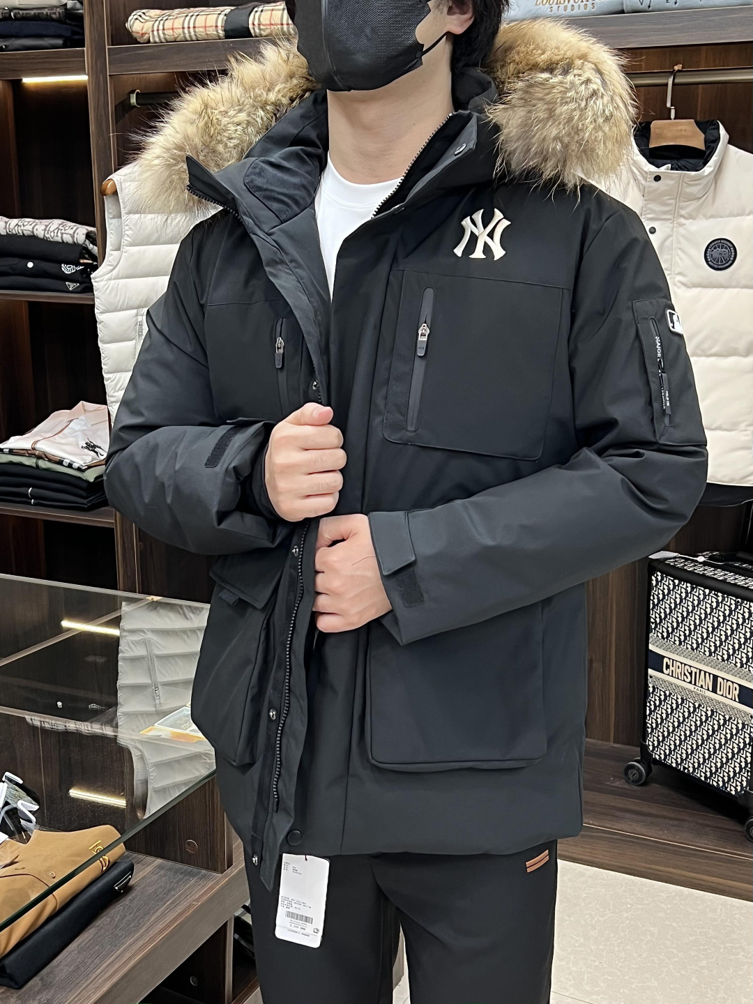 NO:522248,The latest fashion designer down jacket MLB 2025 is the latest fashion designer down jacket, MLB down jacket, classic logo embroidery hot down jacket on the chest, 90# white goose down filling, detachable big wolf fur collar hat, details everywhere, the craftsmanship is sufficient, the design changes of high-end structural tailoring are displayed to show the diverse image changes of men, slim and neat, and the tailoring is integrated to meet the popular multi-layered outfits nowadays, and the versatile style of life!  Color black white gray blue code number XS-XXL H2025 new model first release, Jackets & coats, down jacket, hats, alexander wang19860909主推羽绒 MLB 2025最新款时尚设计师款羽绒外套MLB羽绒服,胸口经典logo刺绣爆款羽绒服,90#白鹅绒填充,可拆大狼毛领帽子处处细节显工艺足够的高级结构性剪裁的设计改变来展现男士多样的形象变化,修身利落、剪裁合体,满足时下正流行的多层次穿搭,生活百搭款式！ 颜色黑色 白色 灰色 蓝色 码数XS-XXL H2025新款首发,,jackets & coats,down jacket,hats,alexander wang,Men's clothing