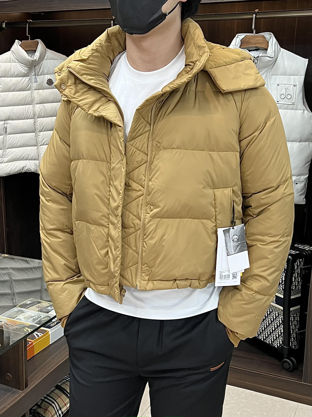 NO:527746,The latest fashion designer down jacket, Lululemon, is the latest fashion designer down jacket, hooded short down jacket, popular down jacket, 90# white goose down filling, the hat can be detached, the details are displayed everywhere, the design changes of high-end structural tailoring are enough to show the diverse image changes of men, slim and neat, and tailoring is integrated to meet the popular multi-layered outfits and versatile life styles!  Color black, beige, khaki, green, yellow, digits 2-4-6-8, H new model first release,, jackets & coats, down jacket,hats,alexander wang19860909主推羽绒 lululemon 最新款时尚设计师款羽绒外套露露爆款连帽短款羽绒服,爆款羽绒服,90#白鹅绒填充,帽可拆,处处细节显工艺足够的高级结构性剪裁的设计改变来展现男士多样的形象变化,修身利落、剪裁合体,满足时下正流行的多层次穿搭,生活百搭款式！ 颜色黑色 米白 卡其 绿色 黄色 码数2-4-6-8 码 H新款首发,,jackets & coats,down jacket,hats,alexander wang,Men's clothing