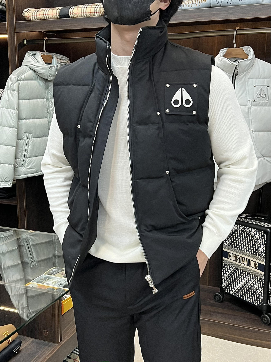 NO:527732,The latest fashion designer down jacket, hot hooded vest down jacket, hot down jacket, 90# white goose down jacket, detachable hat, detailing everywhere, high-level structural tailoring design changes to show the diverse image changes of men, slim and neat, tailoring, meet the popular multi-layered outfits and versatile styles of life!  Color black, beige, military green, blue, code number XS-XXL H new first,, jackets & coats, down jacket, hats, alexander wang19860909主推羽绒 剪刀 最新款时尚设计师款羽绒外套爆款连帽马甲羽绒服,爆款羽绒服,90#白鹅绒填充,帽可拆,处处细节显工艺足够的高级结构性剪裁的设计改变来展现男士多样的形象变化,修身利落、剪裁合体,满足时下正流行的多层次穿搭,生活百搭款式！ 颜色黑色 米白 军绿 蓝色 码数XS-XXL H新款首发,,jackets & coats,down jacket,hats,alexander wang,Men's clothing