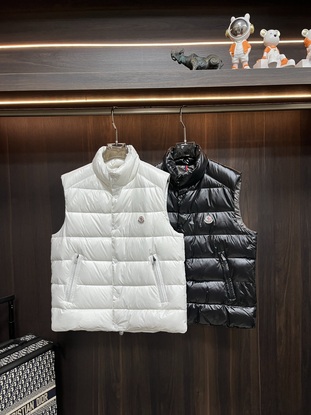 NO:652937,The main recommendation is down Moncler's latest fashion designer down jacket, a popular style, a stand-up collar vest down jacket, a popular down jacket, filled with 90# white goose down, a detachable hood, and every detail shows the craftsmanship. The design changes of the advanced structural tailoring are enough to show the diverse image changes of men. The slim fit and tailored fit meet the current popular multi-layered outfits and are versatile styles for life!  Color black off-white Size 1-6 H new model debut, Moncler, jackets & coats, down jacket, hats, alexander wang19860909主推羽绒 Moncler 最新款时尚设计师款羽绒外套蒙口爆款立领马甲羽绒服,爆款羽绒服,90#白鹅绒填充,帽可拆,处处细节显工艺足够的高级结构性剪裁的设计改变来展现男士多样的形象变化,修身利落、剪裁合体,满足时下正流行的多层次穿搭,生活百搭款式！ 颜色黑色 米白 码数1-6码 H新款首发,,Moncler,jackets & coats,down jacket,hats,alexander wang,Men's clothing