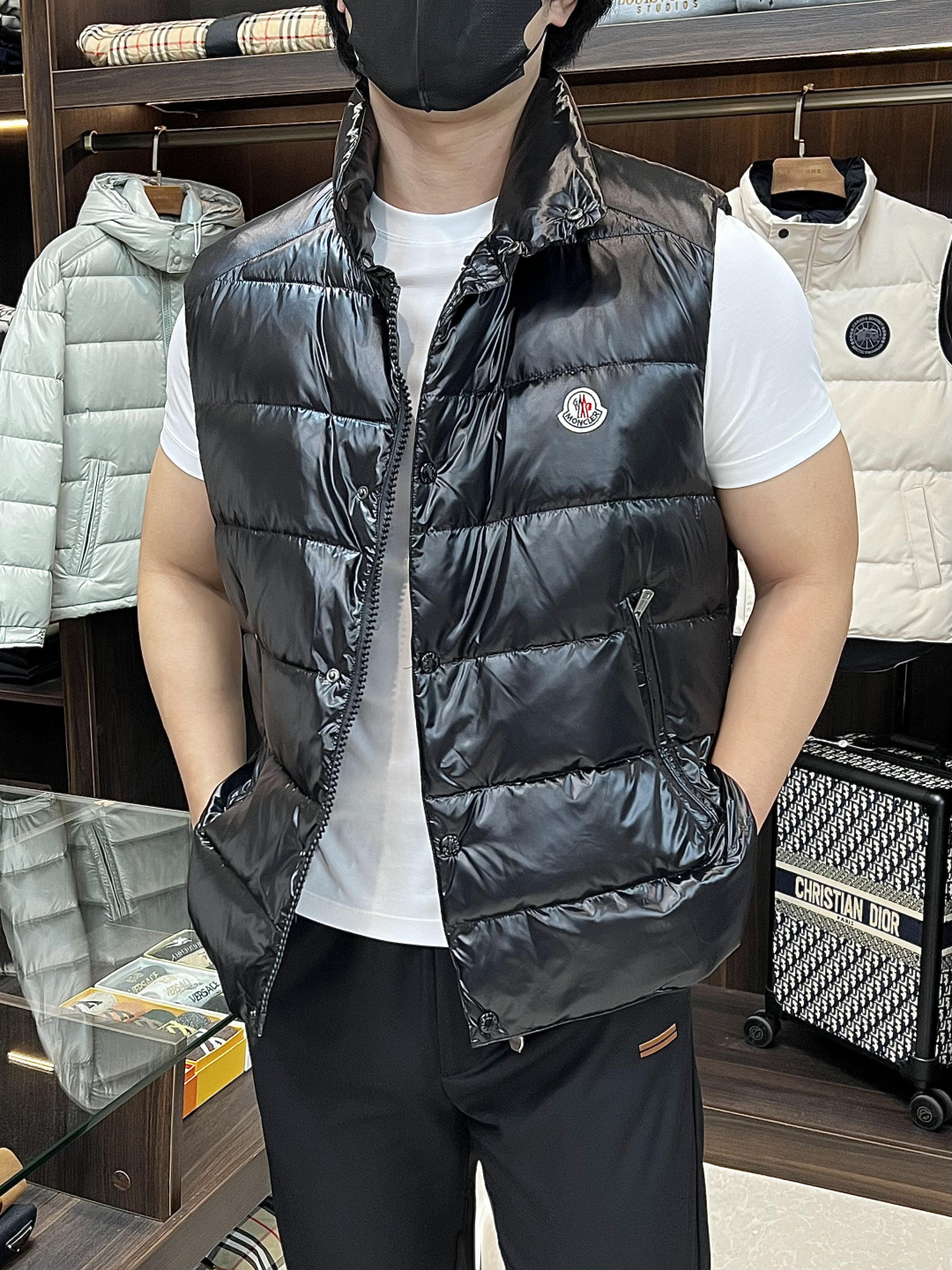 NO:527735,The latest fashion designer down jacket, cover-mouthed stand-collar vest down jacket, popular down jacket, 90# white goose down, removable hat, detailed and detailed, sufficient high-level structural tailoring design changes to show the diverse image changes of men, slim and neat, tailoring, meet the popular multi-layered outfits nowadays, and versatile styles of life!  Black color, beige, 1-6 codes, H new model first release, Moncler, jackets & coats, down jacket, hats, alexander wang19860909主推羽绒 Moncler 最新款时尚设计师款羽绒外套蒙口爆款立领马甲羽绒服,爆款羽绒服,90#白鹅绒填充,帽可拆,处处细节显工艺足够的高级结构性剪裁的设计改变来展现男士多样的形象变化,修身利落、剪裁合体,满足时下正流行的多层次穿搭,生活百搭款式！ 颜色黑色 米白 码数1-6码 H新款首发,,Moncler,jackets & coats,down jacket,hats,alexander wang,Men's clothing