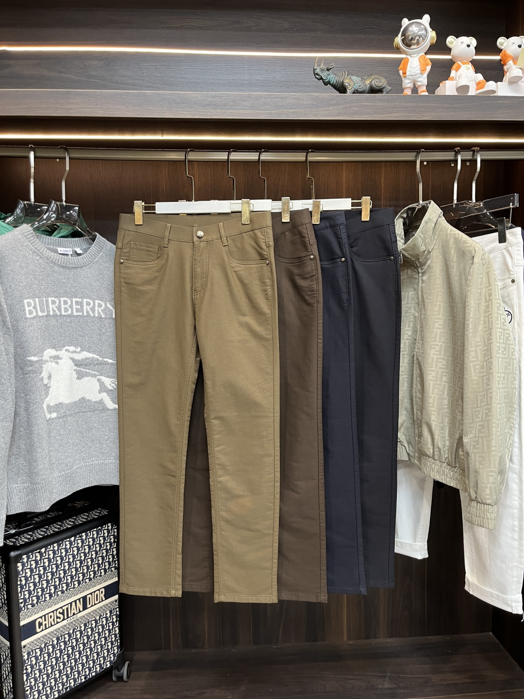 NO:530779,The main recommendation Dior is exclusively available for new trendy men's fashionable casual jeans, high-end European version original single pants, trendy and fashionable casual pants, breathable and comfortable, impeccable details, brand element design concept, reflecting high quality. It presents casual cut, and the upper body style is superb!  Number of codes 29-38 (no 35 37) H2025 new model first release, dior, dior, jeans, alexander wang19860909主推 Dior 迪奥 独家专供新款潮男时尚休闲牛仔裤,高端欧版原单裤子,潮流时尚休闲裤子 透气舒适度高,细节无可挑剔,品牌元素设计理念,体现高品质.呈现休闲裁剪,上身版型超赞！ 码数29-38（无35 37） H2025新款首发,,dior,dior,jeans,alexander wang,Men's clothing