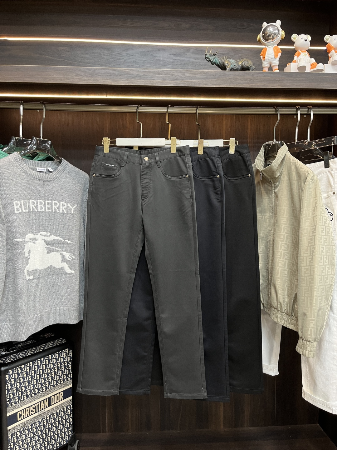 NO:530781,The main recommendation Fendi is exclusively designed for new trendy men's fashionable casual jeans, high-end European version original single pants, trendy and fashionable casual pants. It has high breathability and comfort, impeccable details, and the brand element design concept reflects high quality. It presents casual cuts, and the upper body style is superb!  Number of codes 29-38 (no 35 37) H2025 new model first release, fendi, fendi, jeans, alexander wang19860909主推 Fendi 芬迪 独家专供新款潮男时尚休闲牛仔裤,高端欧版原单裤子,潮流时尚休闲裤子 透气舒适度高,细节无可挑剔,品牌元素设计理念,体现高品质.呈现休闲裁剪,上身版型超赞！ 码数29-38（无35 37） H2025新款首发,,fendi,fendi,jeans,alexander wang,Men's clothing